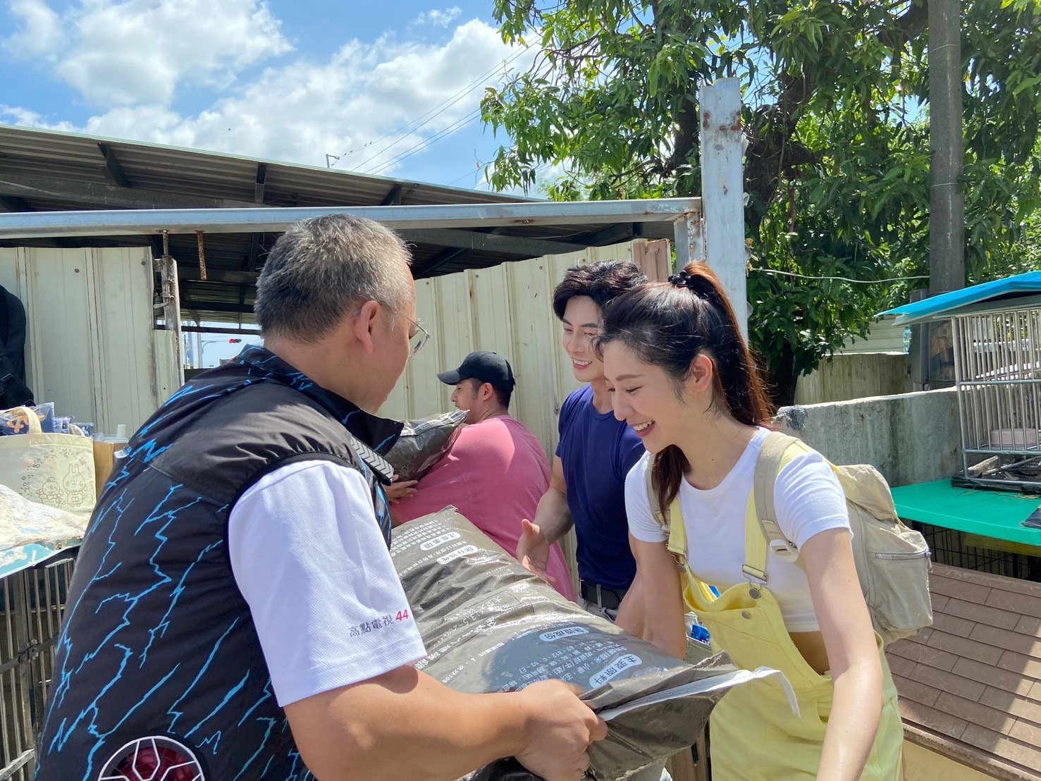 唐子元、韓雨潔親自扛重達20公斤的愛心飼料進狗園。(調皮浪浪園區提供)