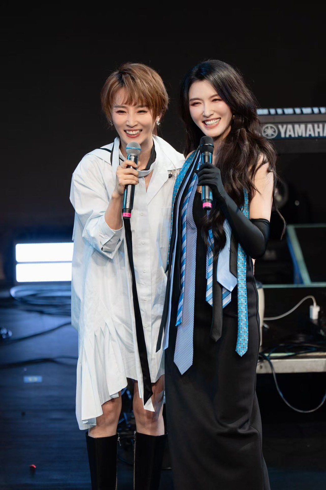 徐潔兒和好友謝楠合唱"雨愛"，相當有默契。潔婕影視文化