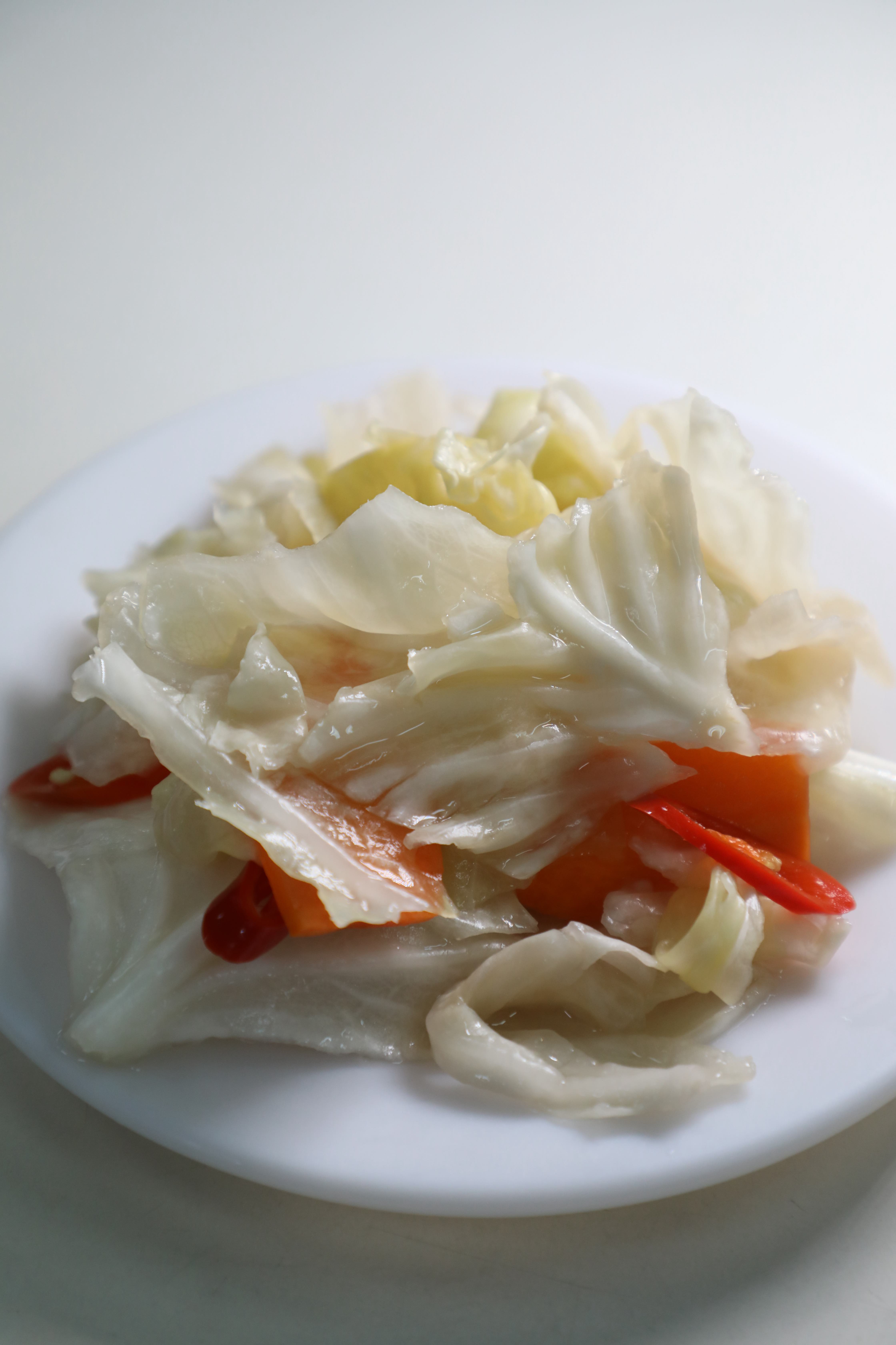 「台式泡菜」是老王記的人氣配角，脆口酸香，去晚了泡菜桶就見底吃不到 了。（40元／份）