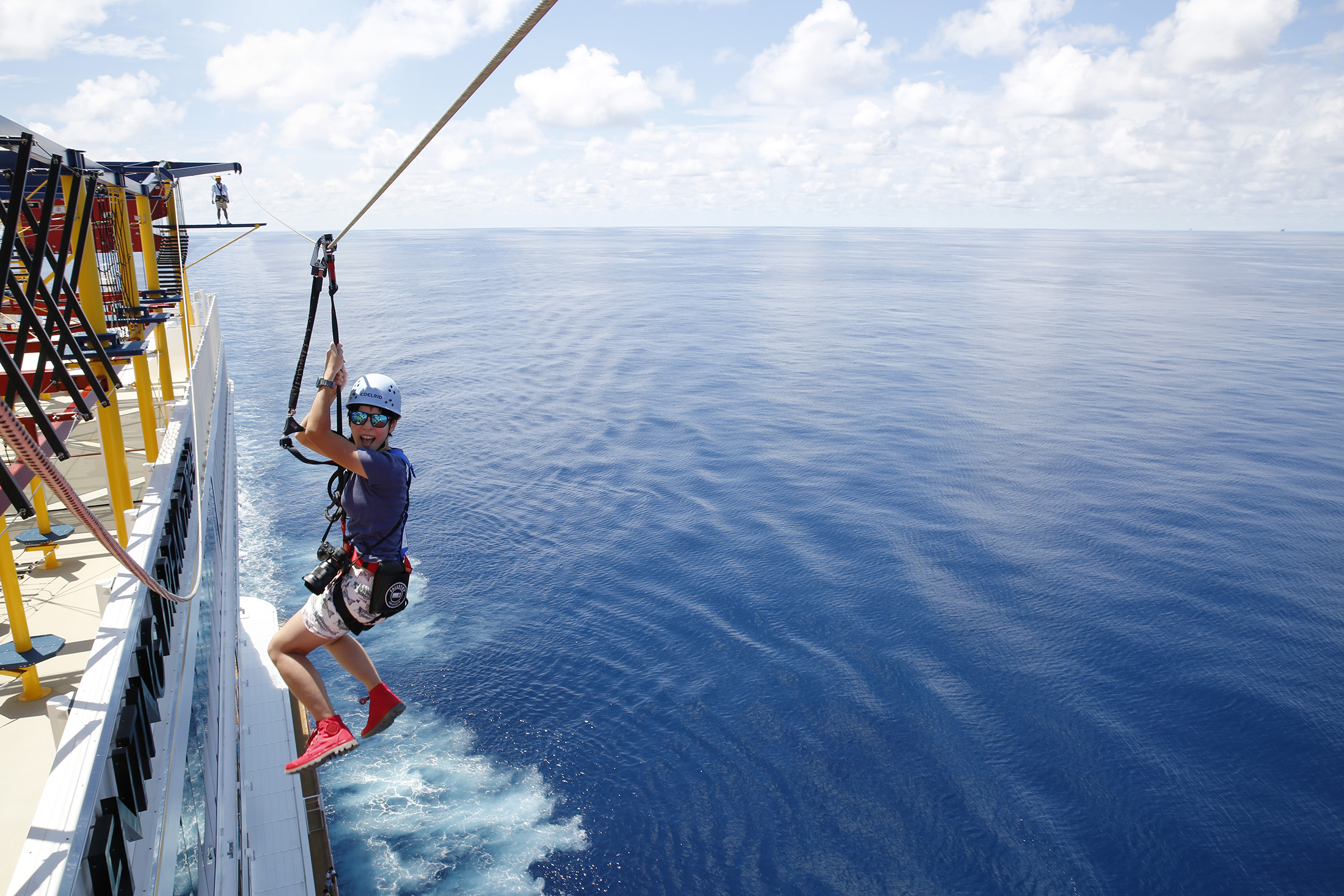 雲頂夢號最刺激的設施是位於18樓甲板的繩索場，在長度約30公尺的高空滑索上，體驗雙腳懸空在海上的騁風而行的快感。（資料照片）