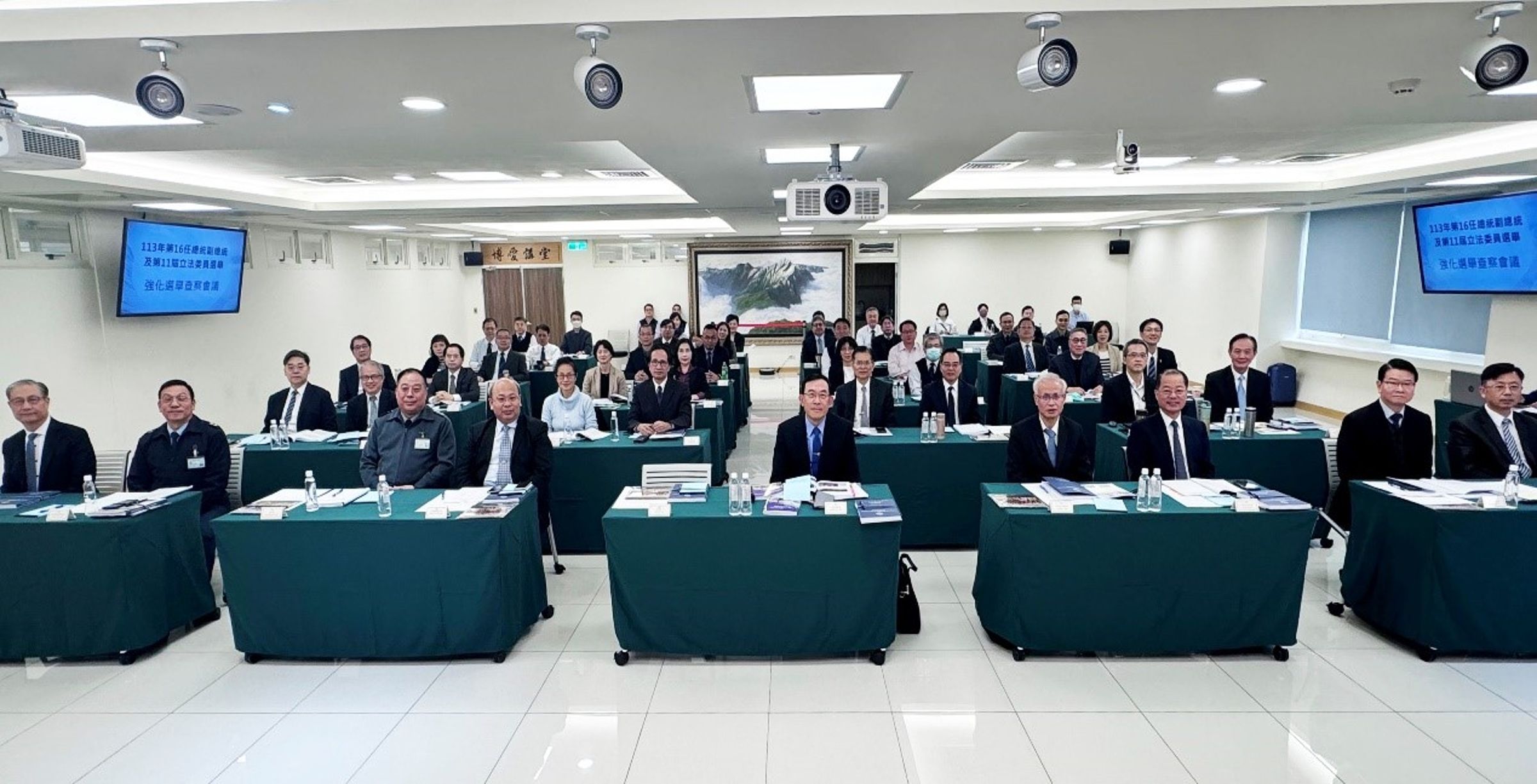 國防部上將副部長徐衍璞率隊與檢察總長邢泰釗及全國檢察機關首長達成共識, 對於暴行犯上、抗命、聚眾鬥毆或販毒等不法,檢方除速查嚴辦外,更要求法院從重量刑,以維持部隊戰力與軍紀。(最高檢提供)