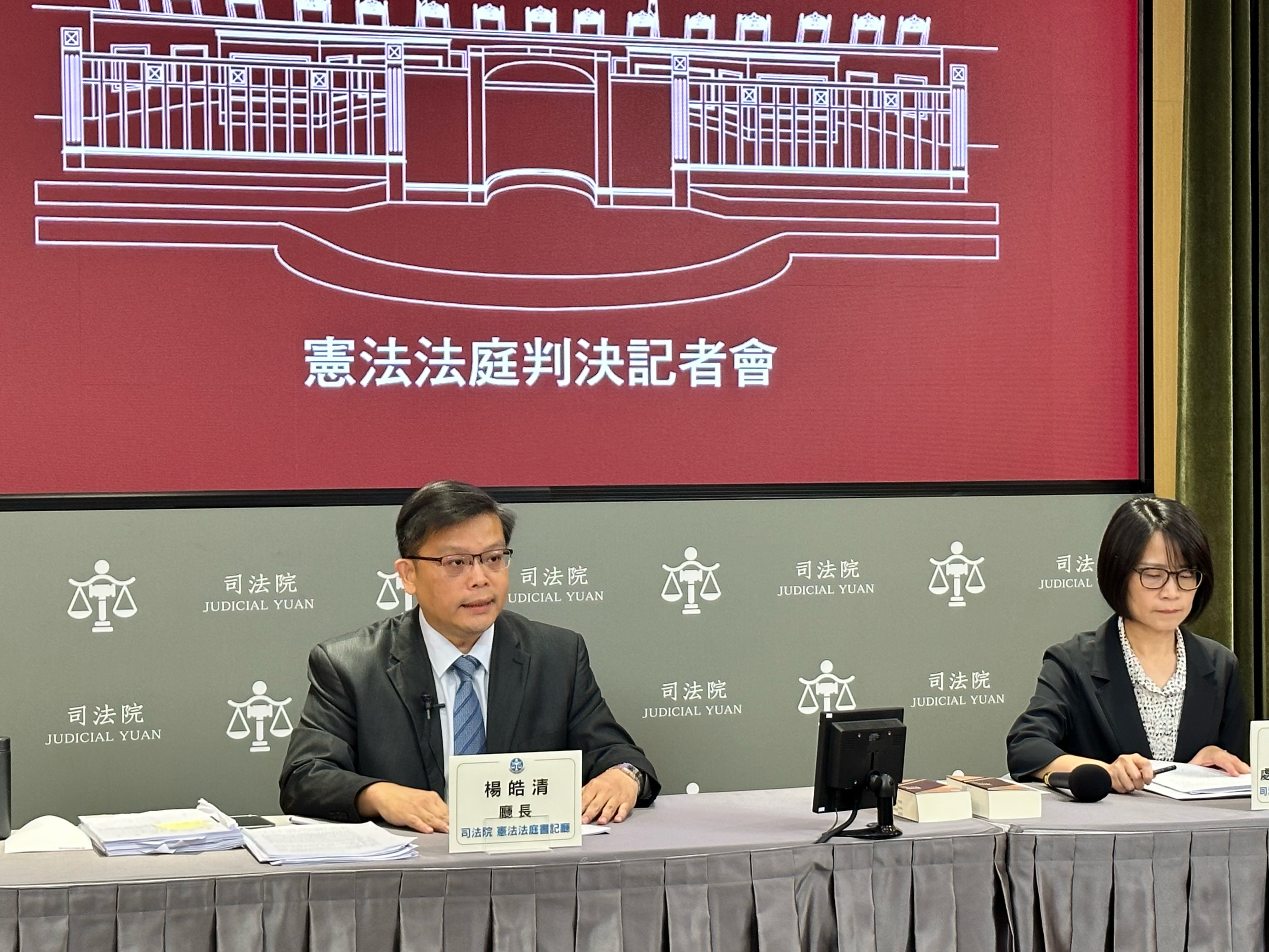 憲法法庭書記廳長楊皓清（左）及司法院發言人陳婷玉處長說明開放醫師做醫療廣告判決理由。