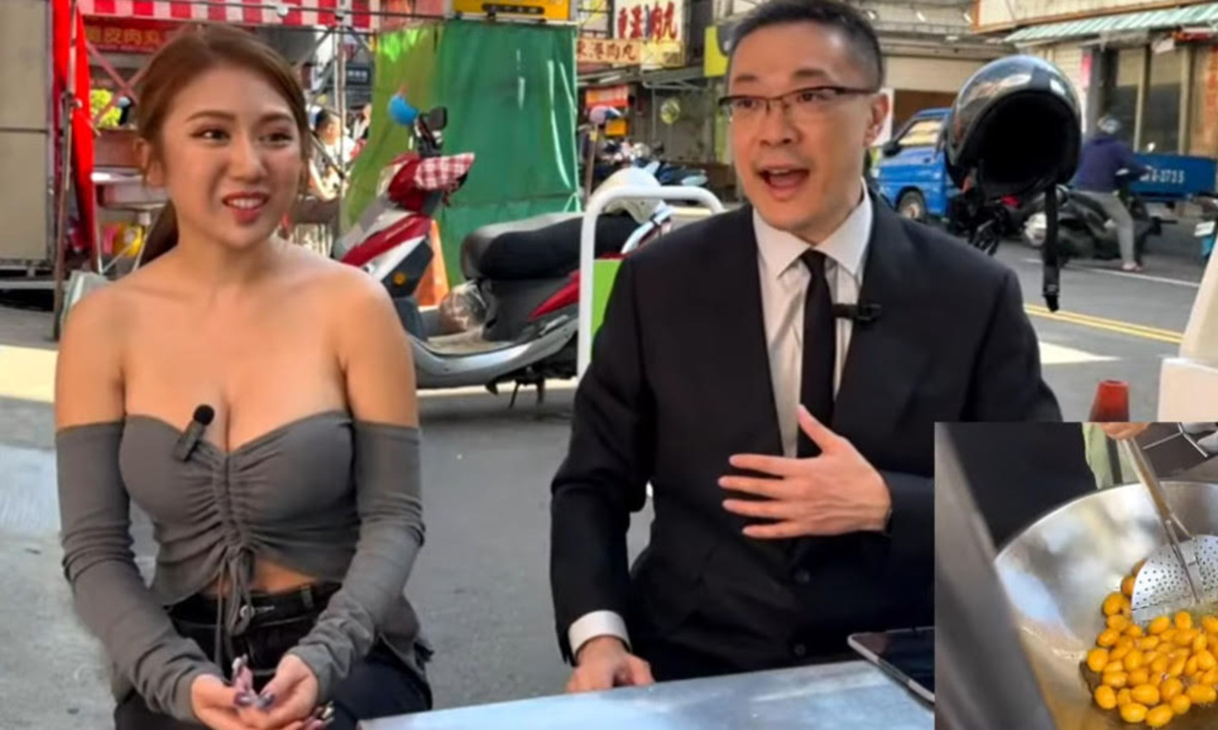 名嘴朱學恒出獄後,開直播採訪火辣地瓜球攤老闆娘,全程小心翼翼保持距離。(翻攝YT頻道@萬事通事務所)