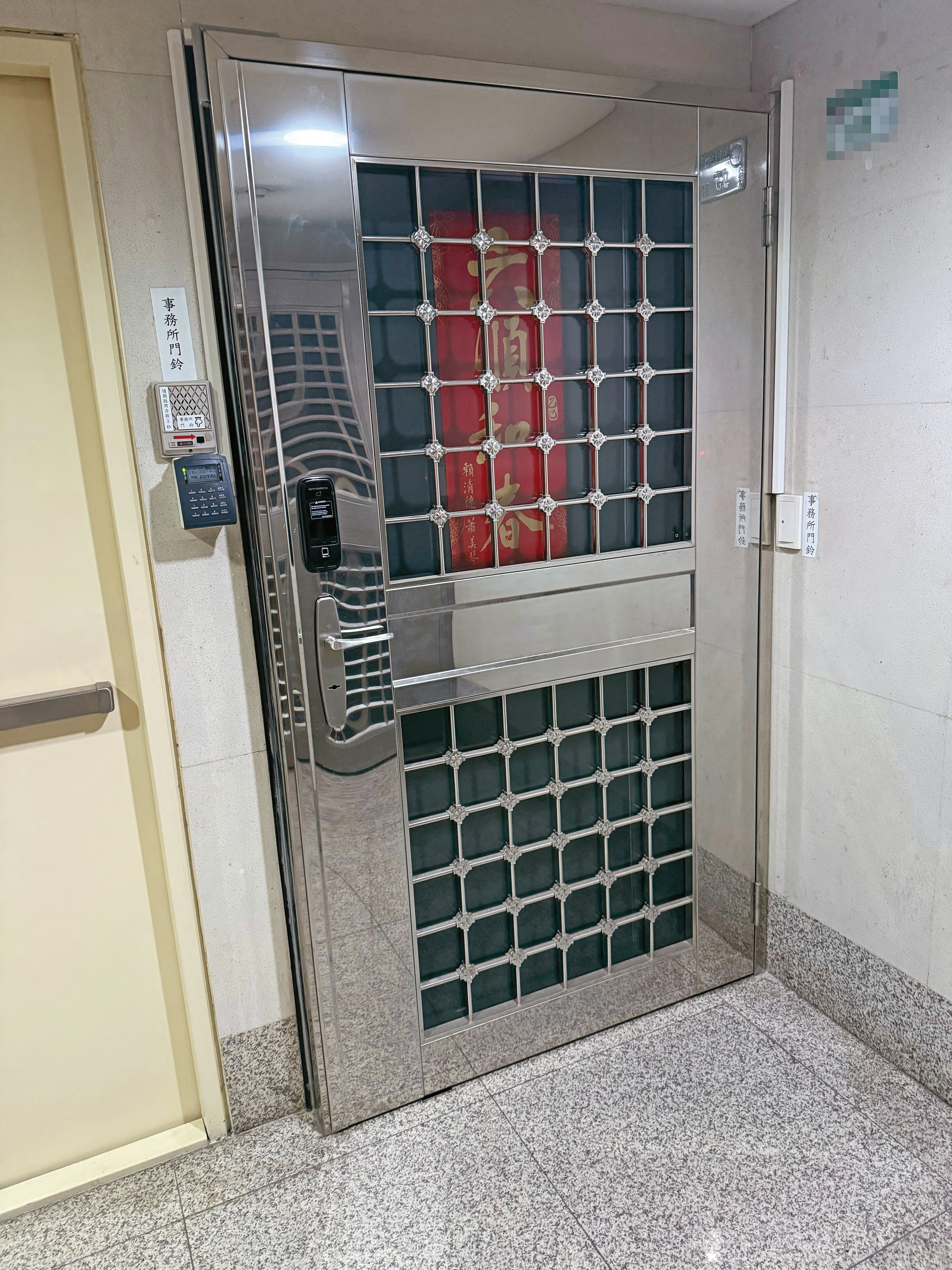 有民眾到仙塔事務所,發現大門深鎖、人去樓空。(讀者提供)