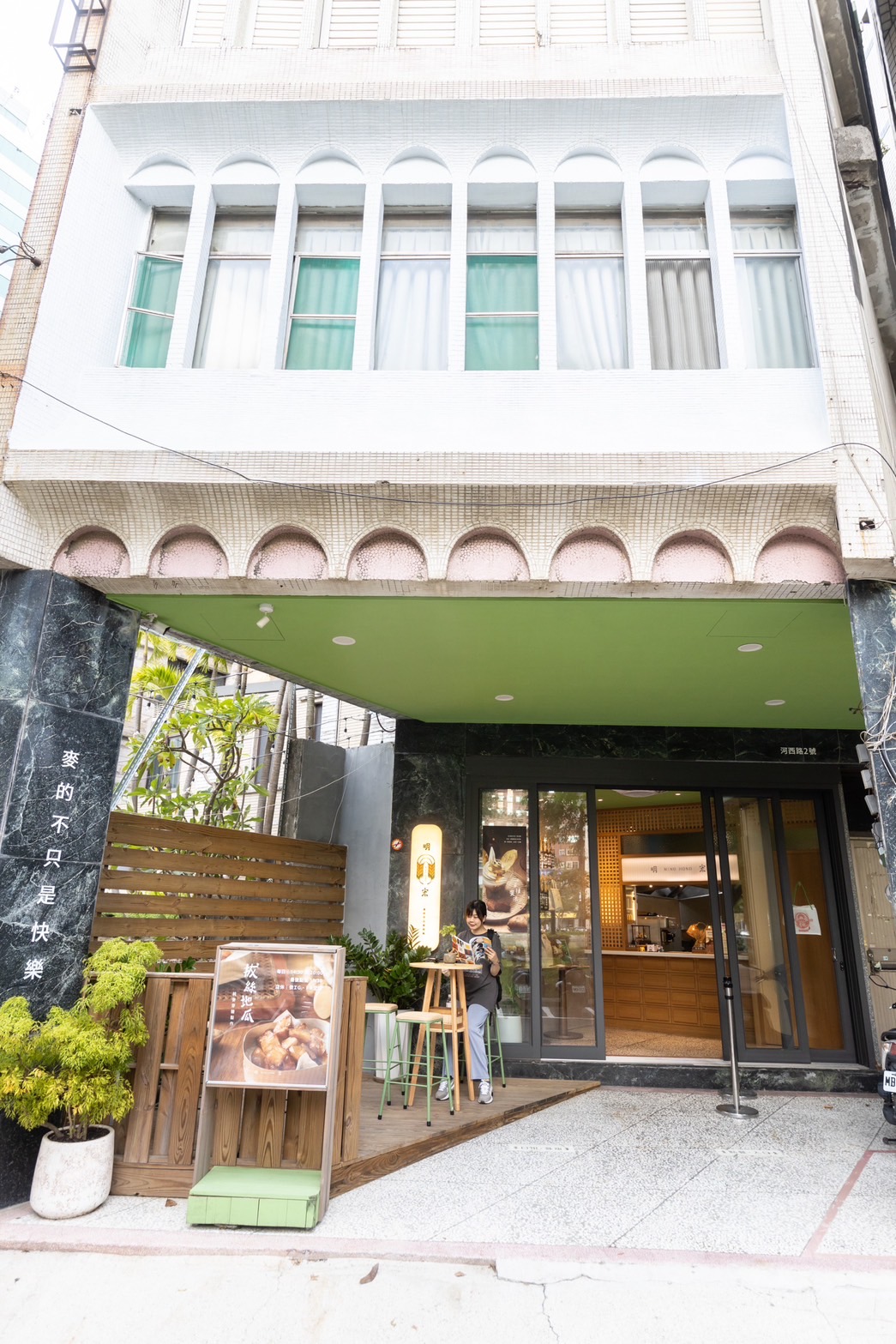 除了台南花園夜市、岡山夜市、高雄勞工夜市的攤位，「明宏拔絲地瓜」也開了文青風格的愛河店面。