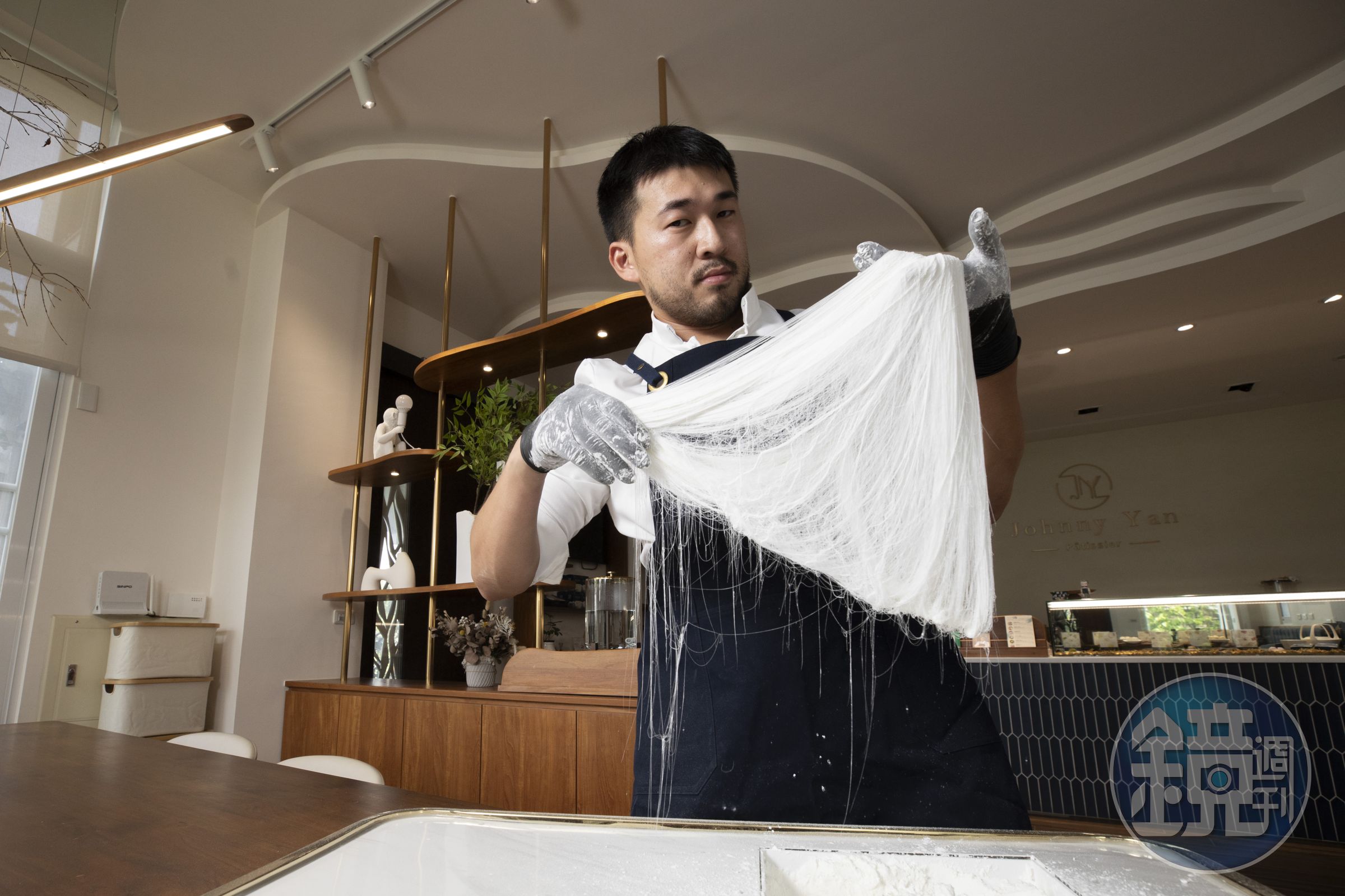 強尼甜點工藝創辦人顏志全高中時期就學習法式甜點工藝,尤其鍾愛拉糖。