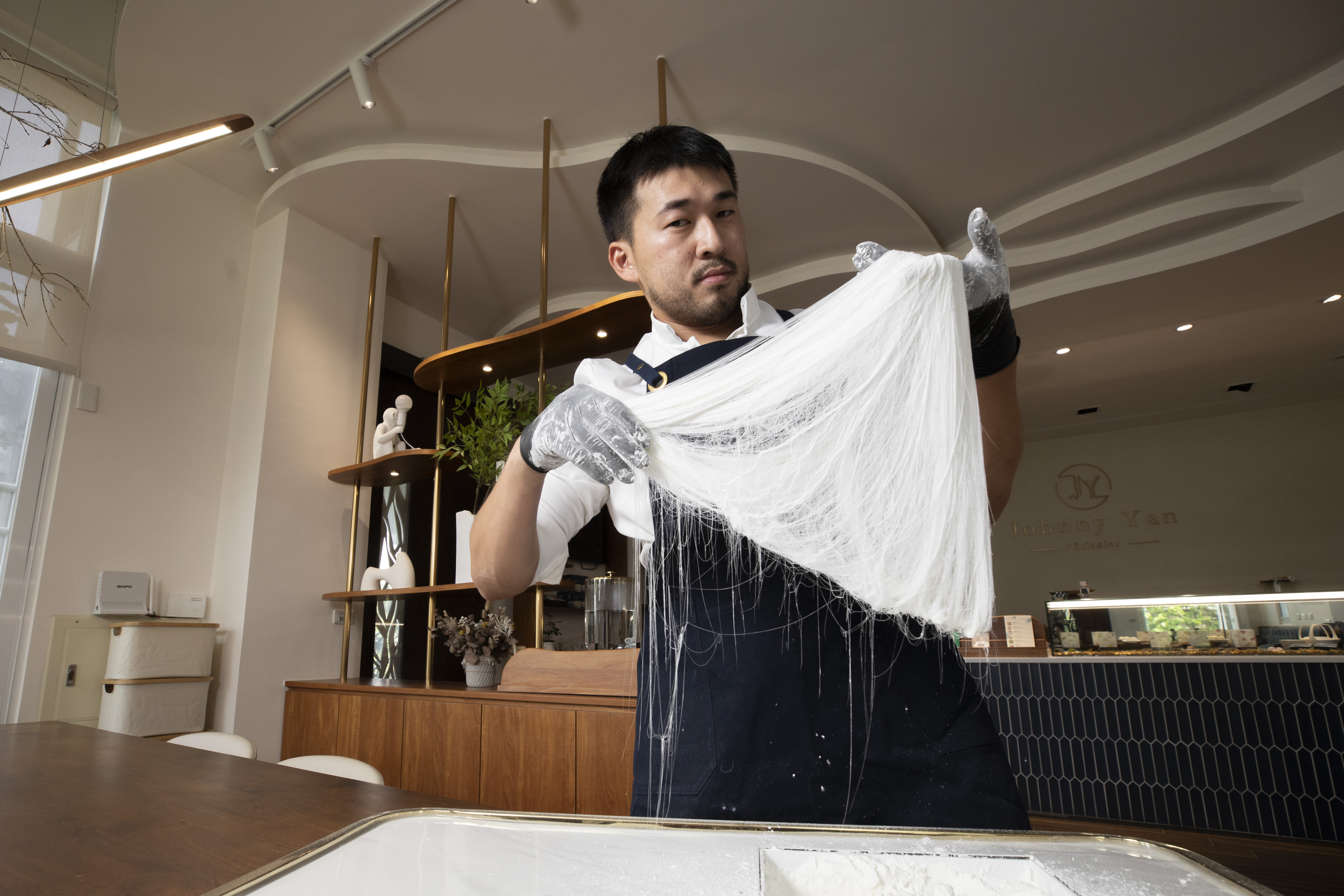 強尼甜點工藝創辦人顏志全高中時期就學習法式甜點工藝，尤其鍾愛拉糖。