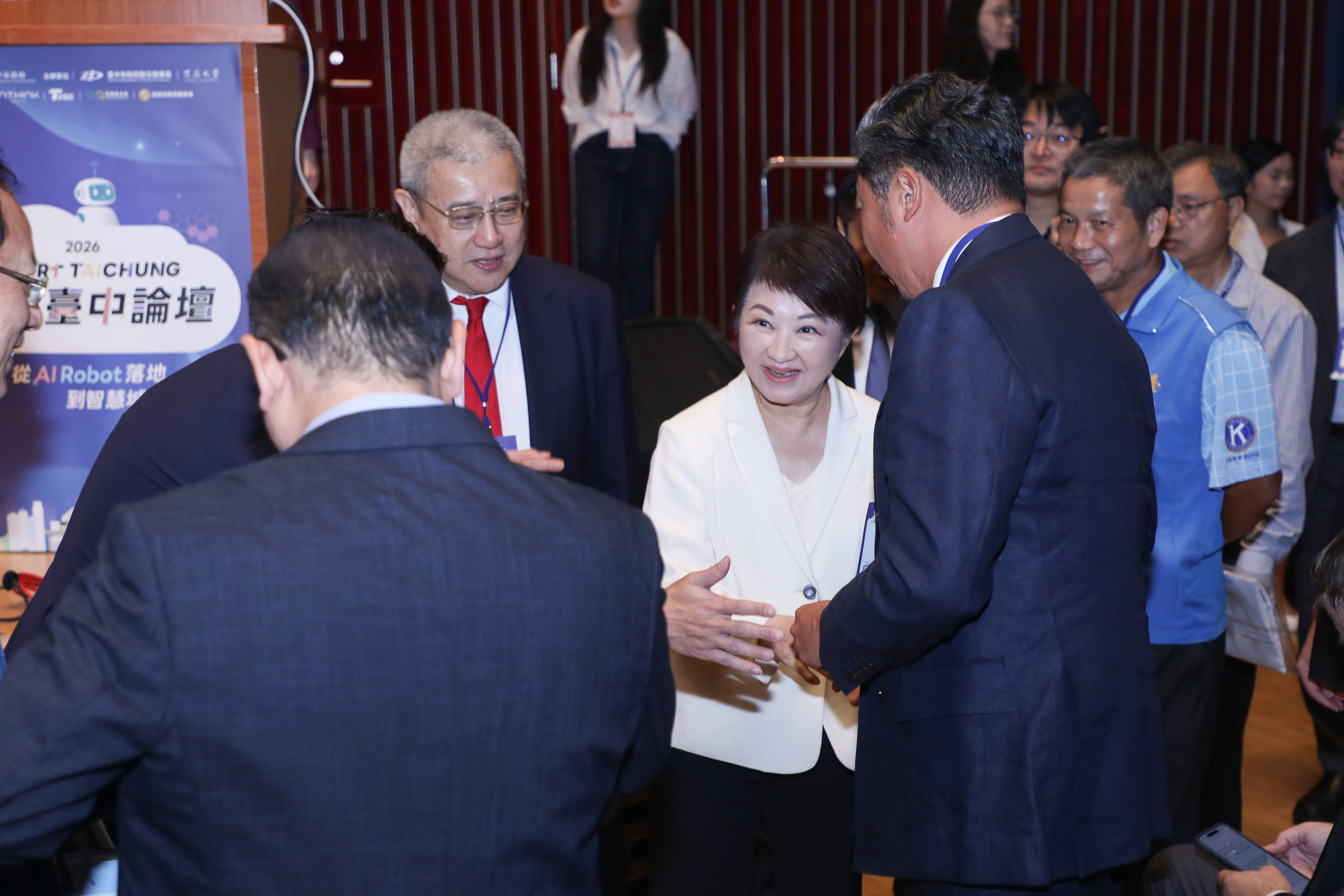 盧秀燕今上午出席「2026智慧台中論壇」時再度談到「總統府棄單」弱勢團體一事,強調市府會幫忙解決問題。(台中市政府提供)