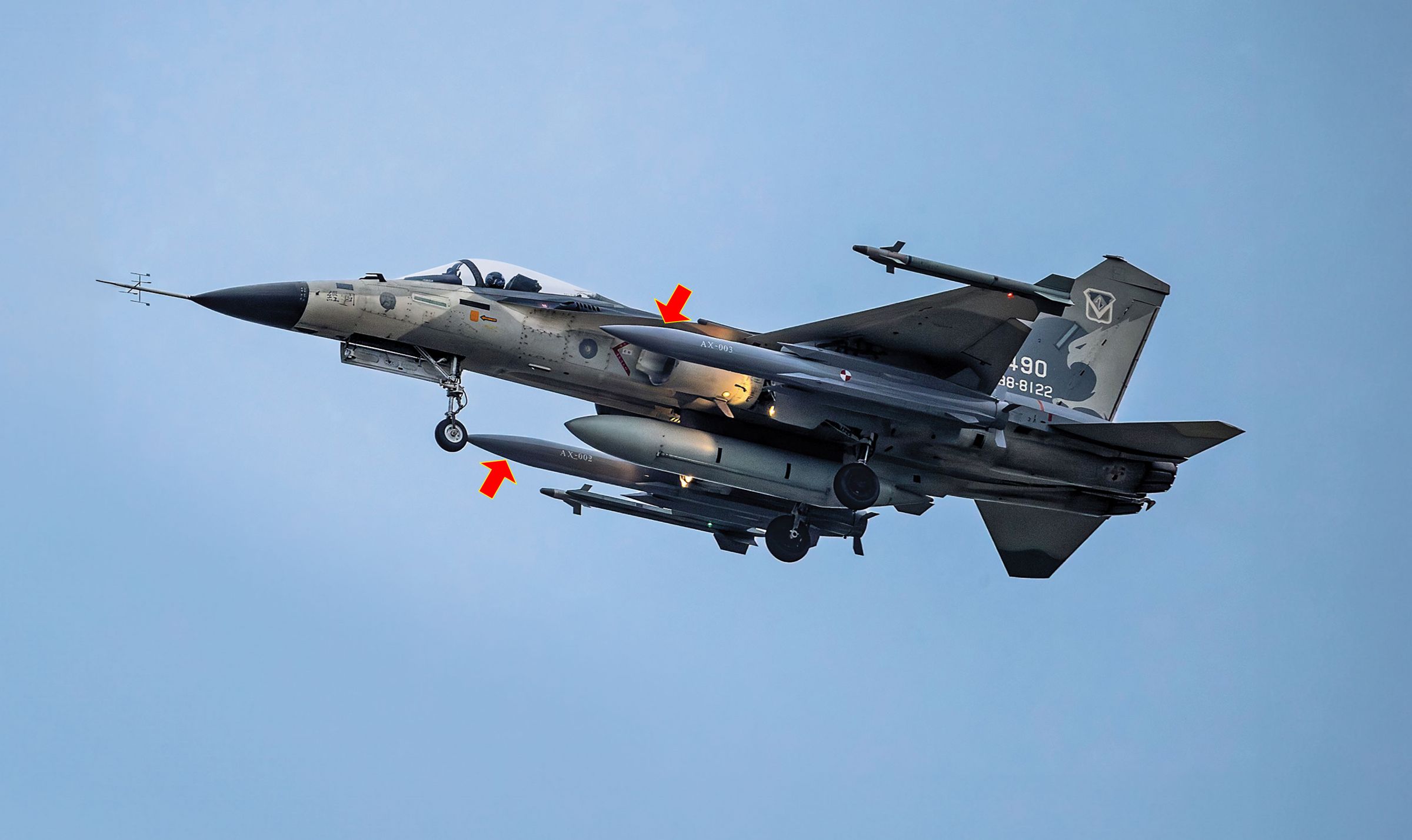 IDF掛載雄三空射型反艦飛彈(箭頭處)首次試飛成功。(翻攝IDF經國號粉專)