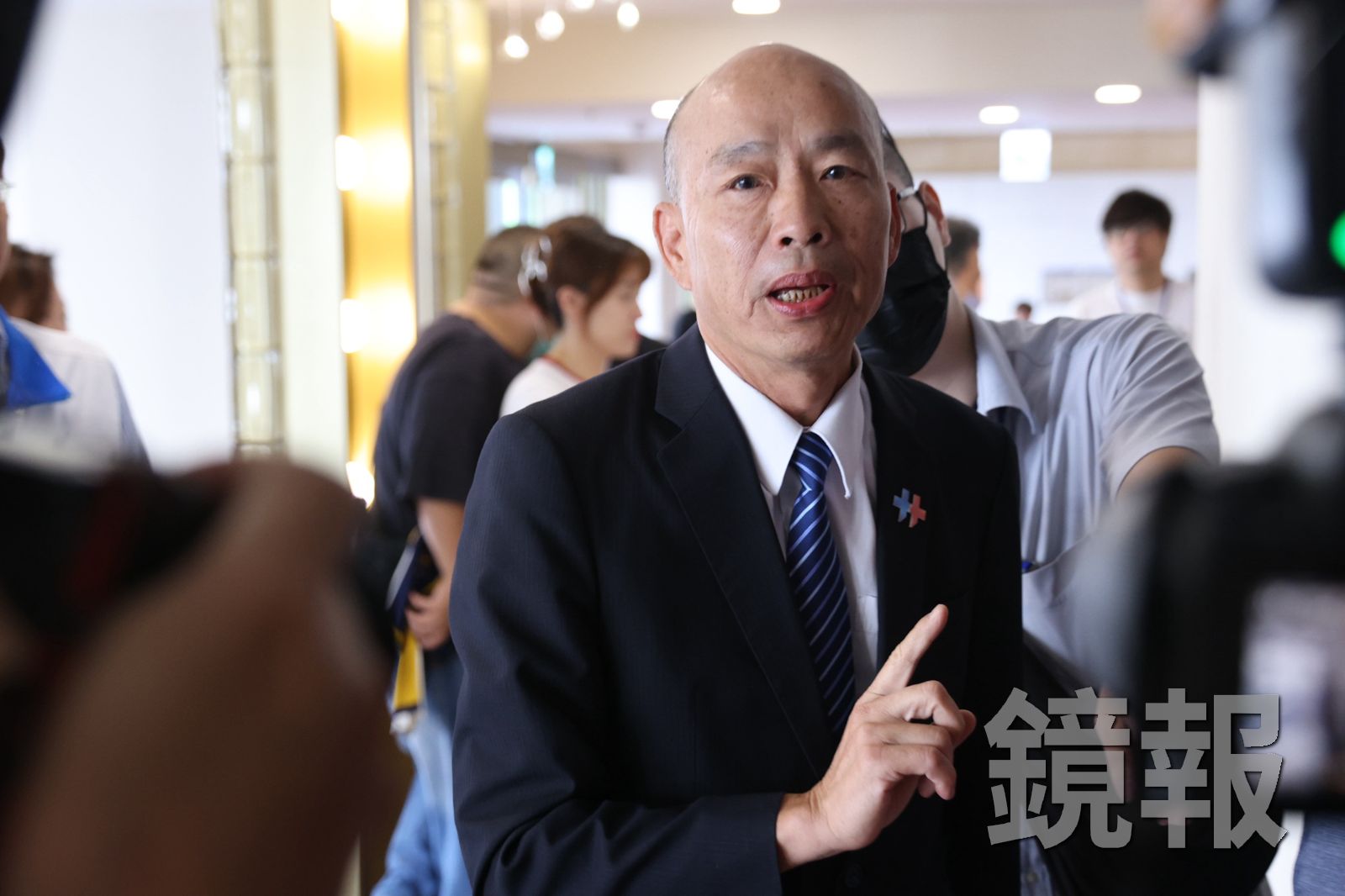 韓國瑜遭攝影機敲頭!下秒「神回1句」全網笑翻 深夜轉發媒體貼文:這標題好幽默