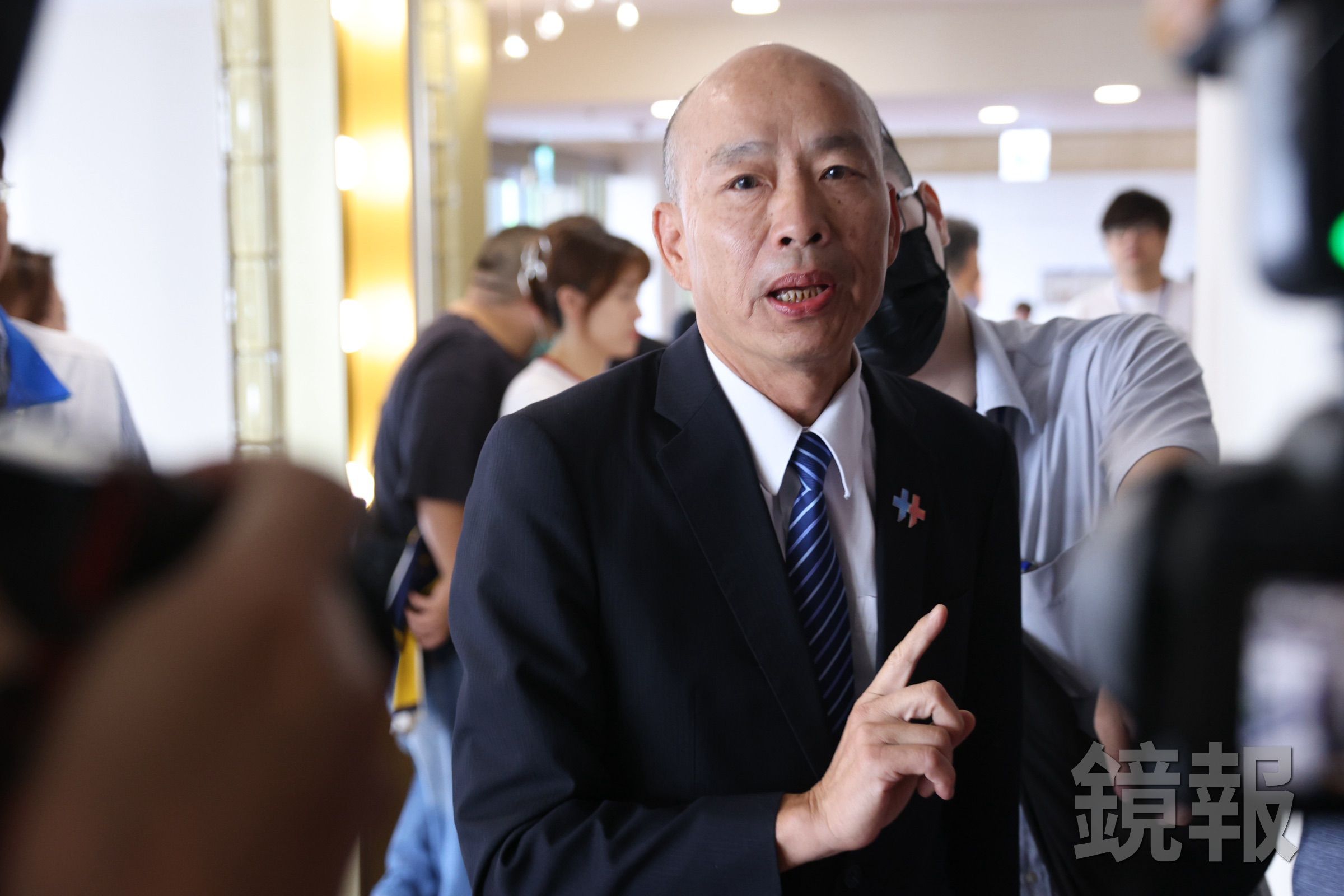 韓國瑜昨出席華僑節活動時，意外遭現場攝影機敲擊頭部，韓國瑜當下幽默反問記者「是不是民進黨派來的」，深夜更親自轉發相關新聞與網友熱烈互動。