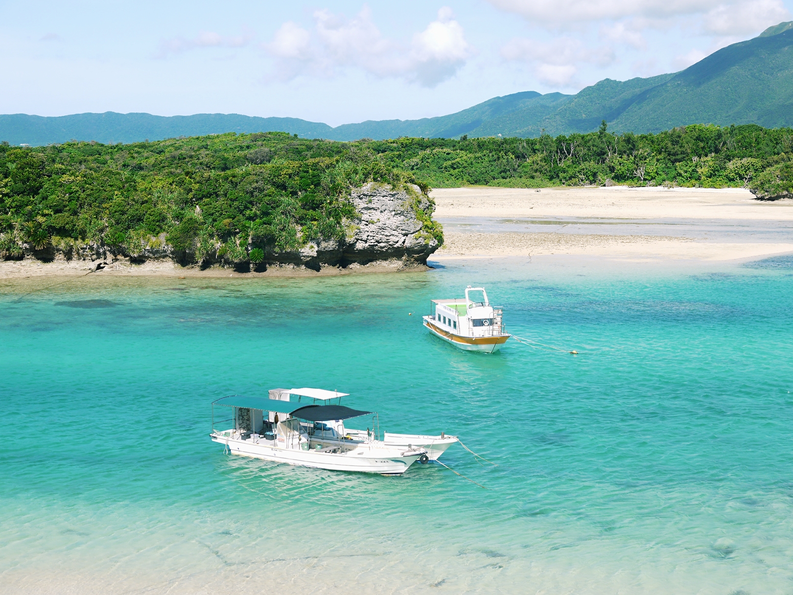 從石垣島的川平灣搭船出海,就可透過船底的玻璃,拍到海底美景。(華航提供)