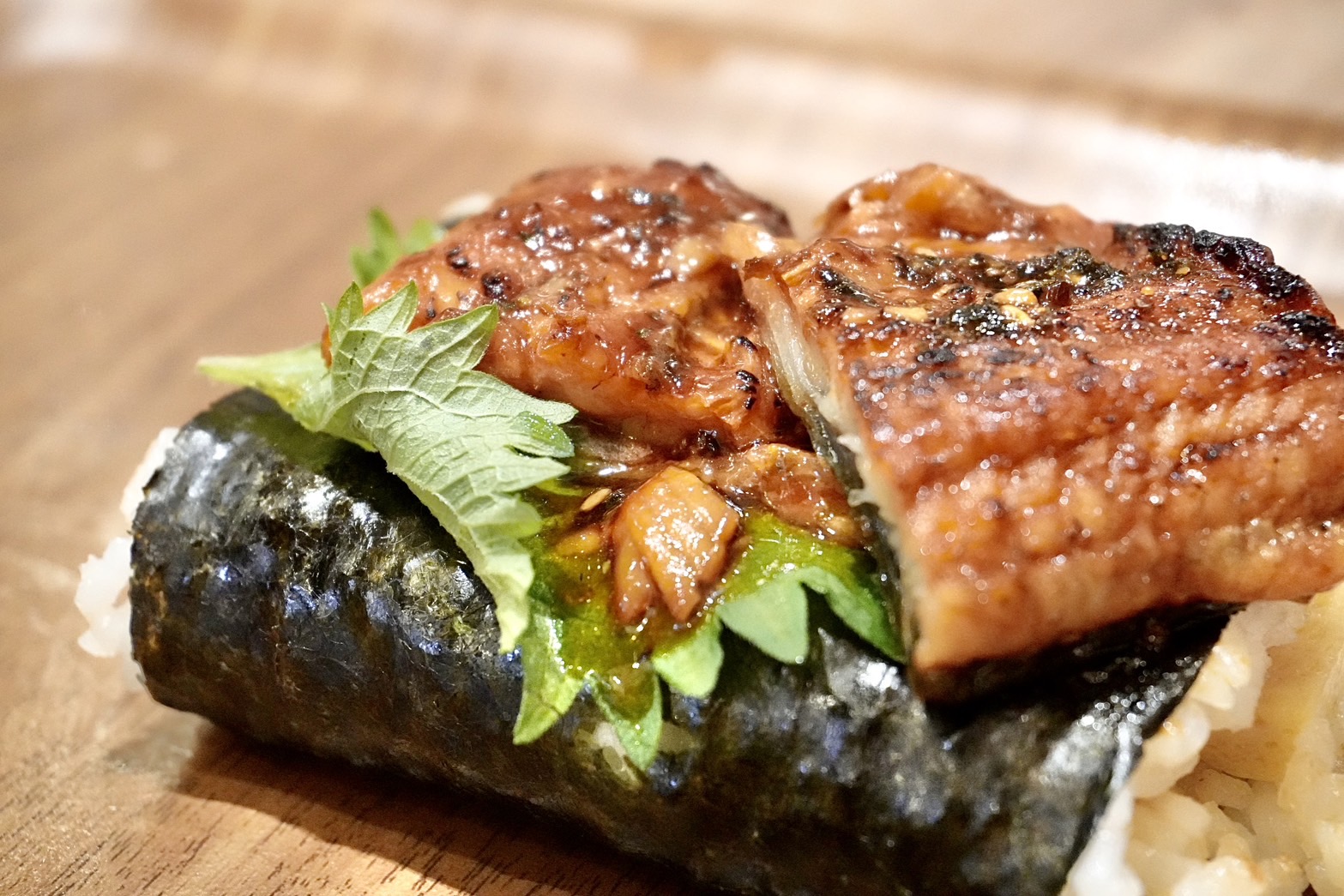 奢華感十足的「炙燒鰻魚佐生七味山椒」烤御握丸每日限量供應，手速要快以免向隅。（155元／個）