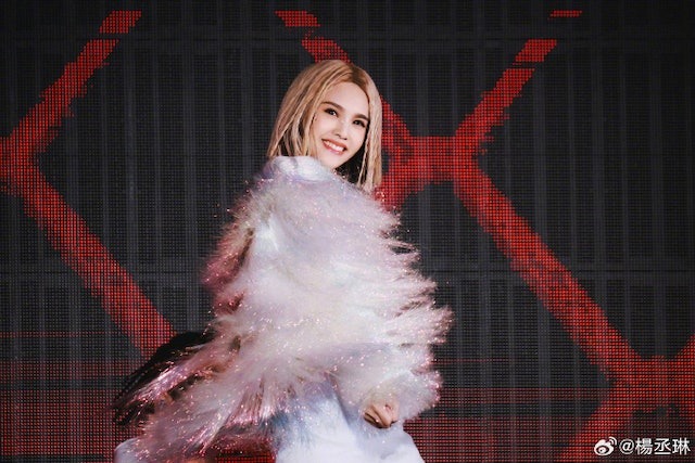 女星楊丞琳9日在河南鄭州開演唱會，期間因說「河南人愛騙人」言論，引發爭議。（翻攝自楊丞琳微博）