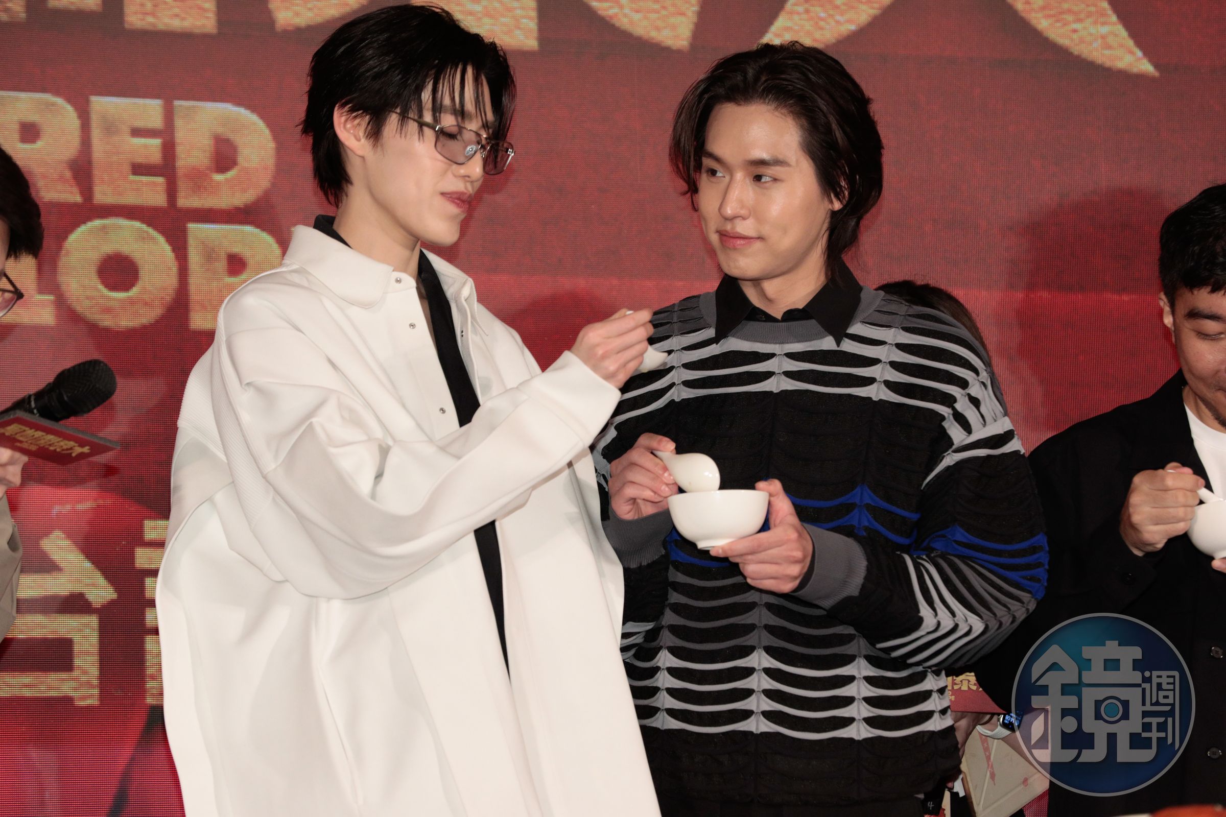 BKPP Billkin（左）與PP喝同一碗佛跳墻，Billkin貼心舀料到PP的湯匙，現場上演餵食秀。