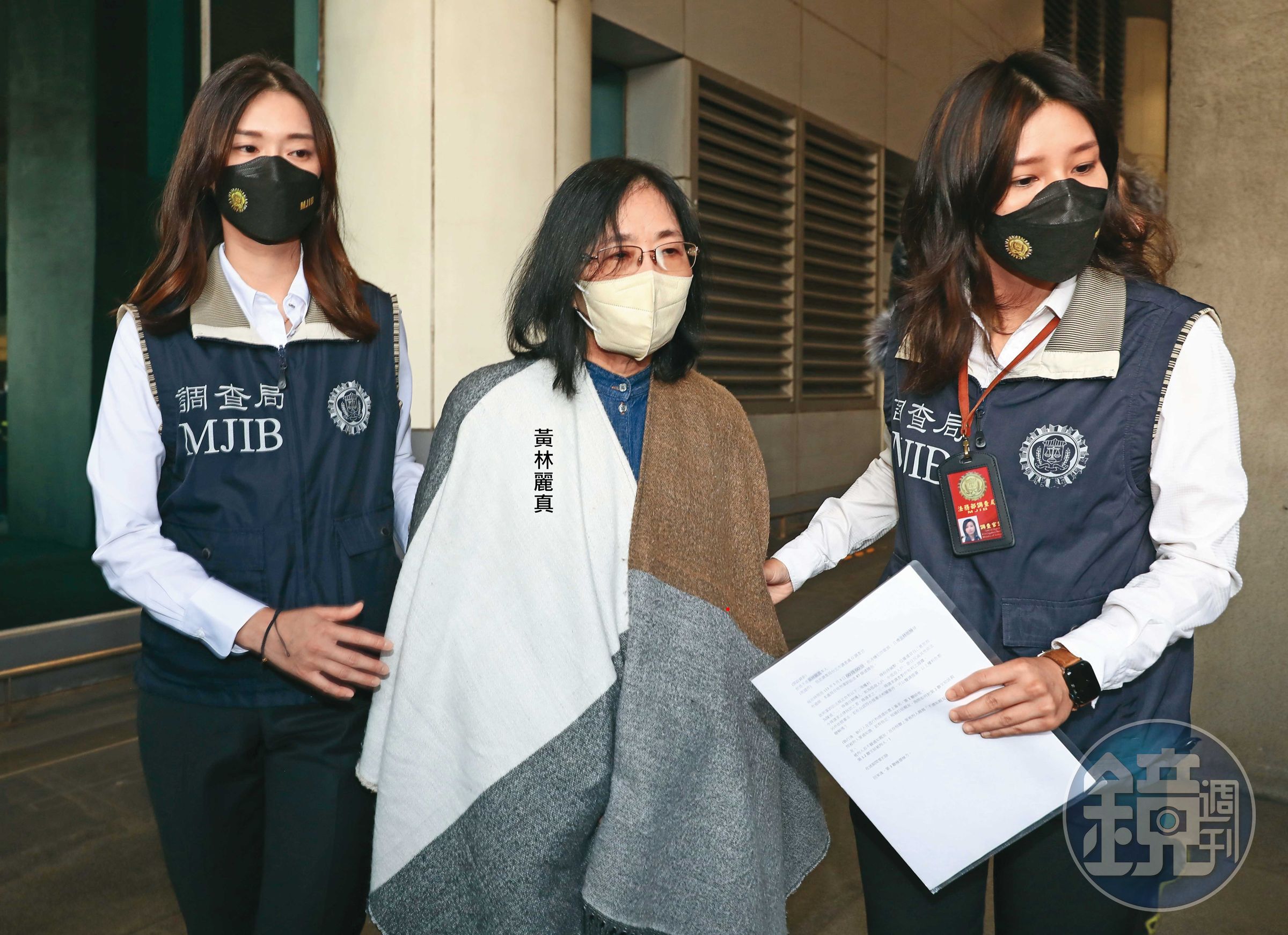 黃博健的母親黃林麗真跟著丈夫一起返台投案,訊後獲檢方請回。