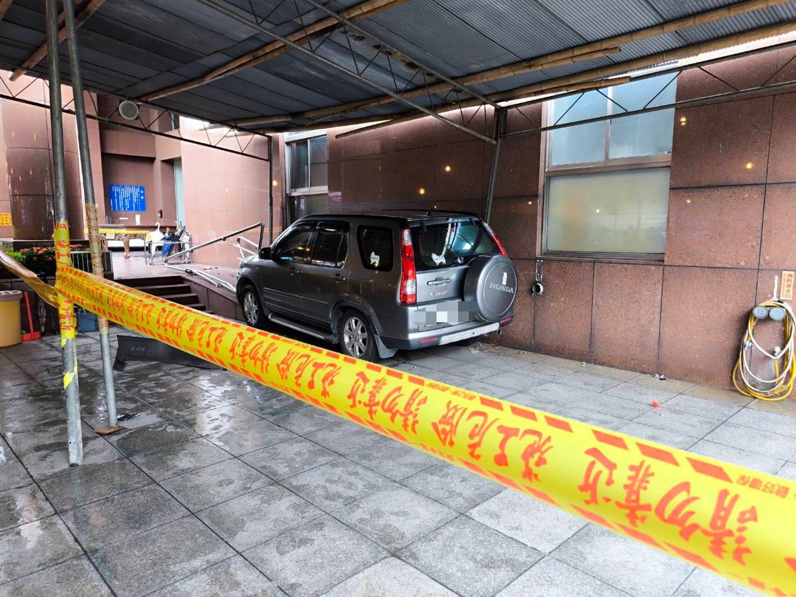 北市慈恩園汽車爆衝 1路人驚險跳開受輕傷