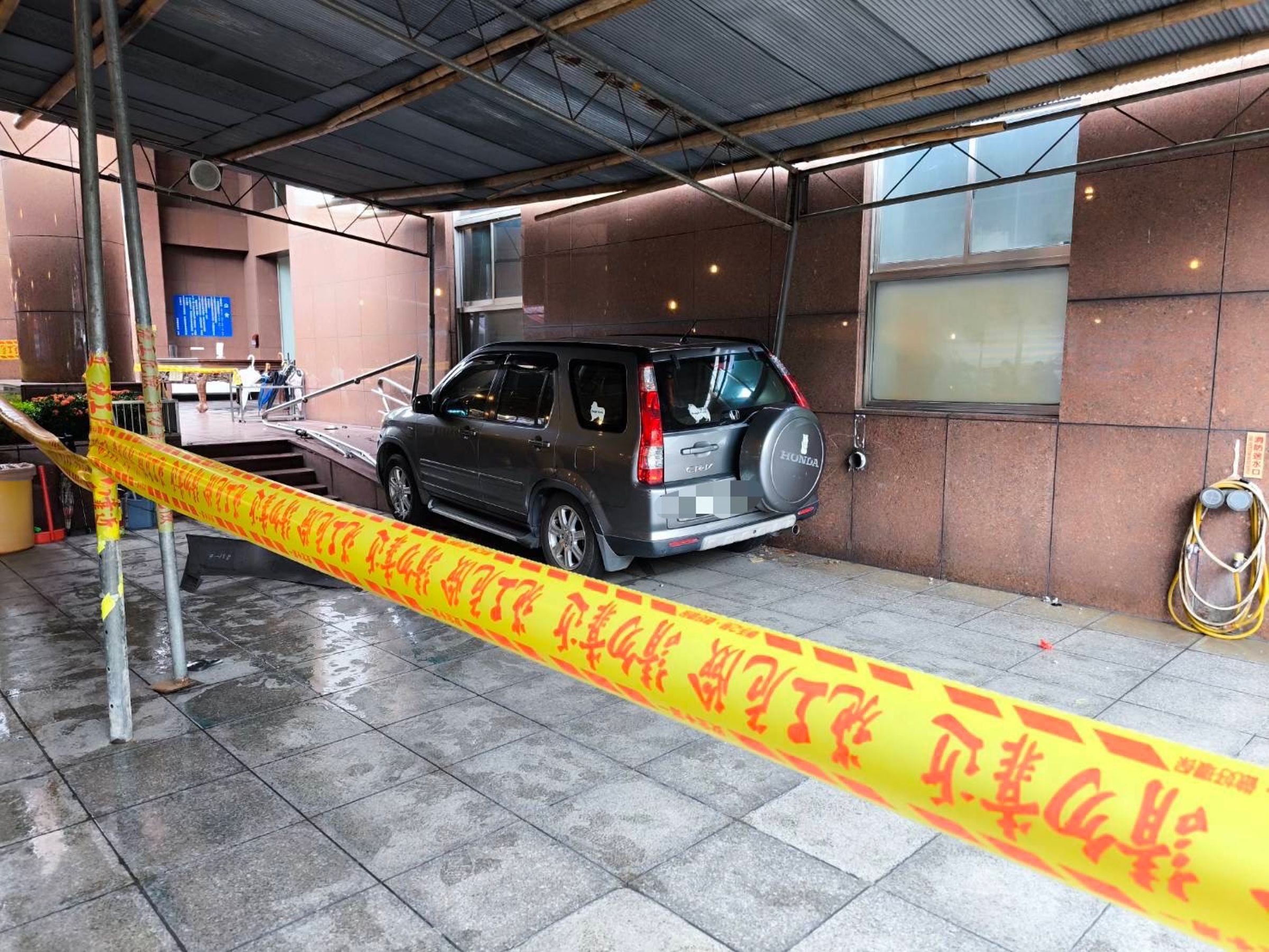 事故汽車衝撞後停在路旁。警方提供