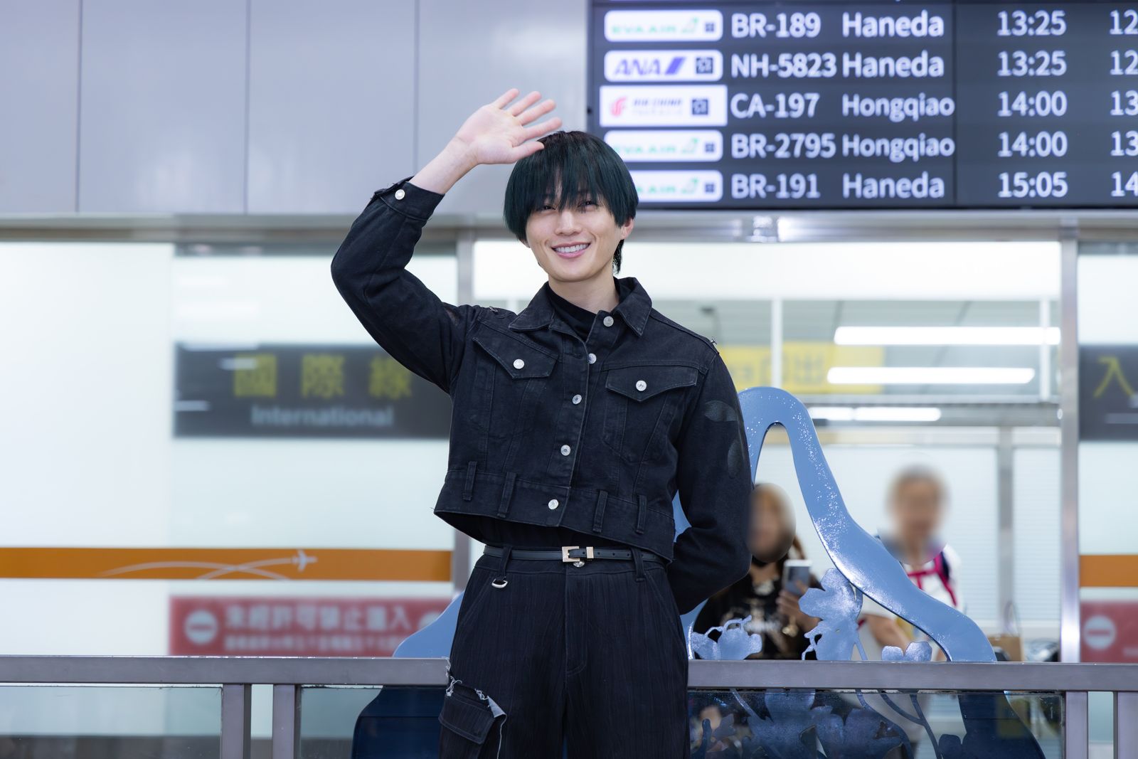 國寶級帥哥降臨！八木勇征甜喊「我回來了」　LV包夾腿拍照粉絲笑翻