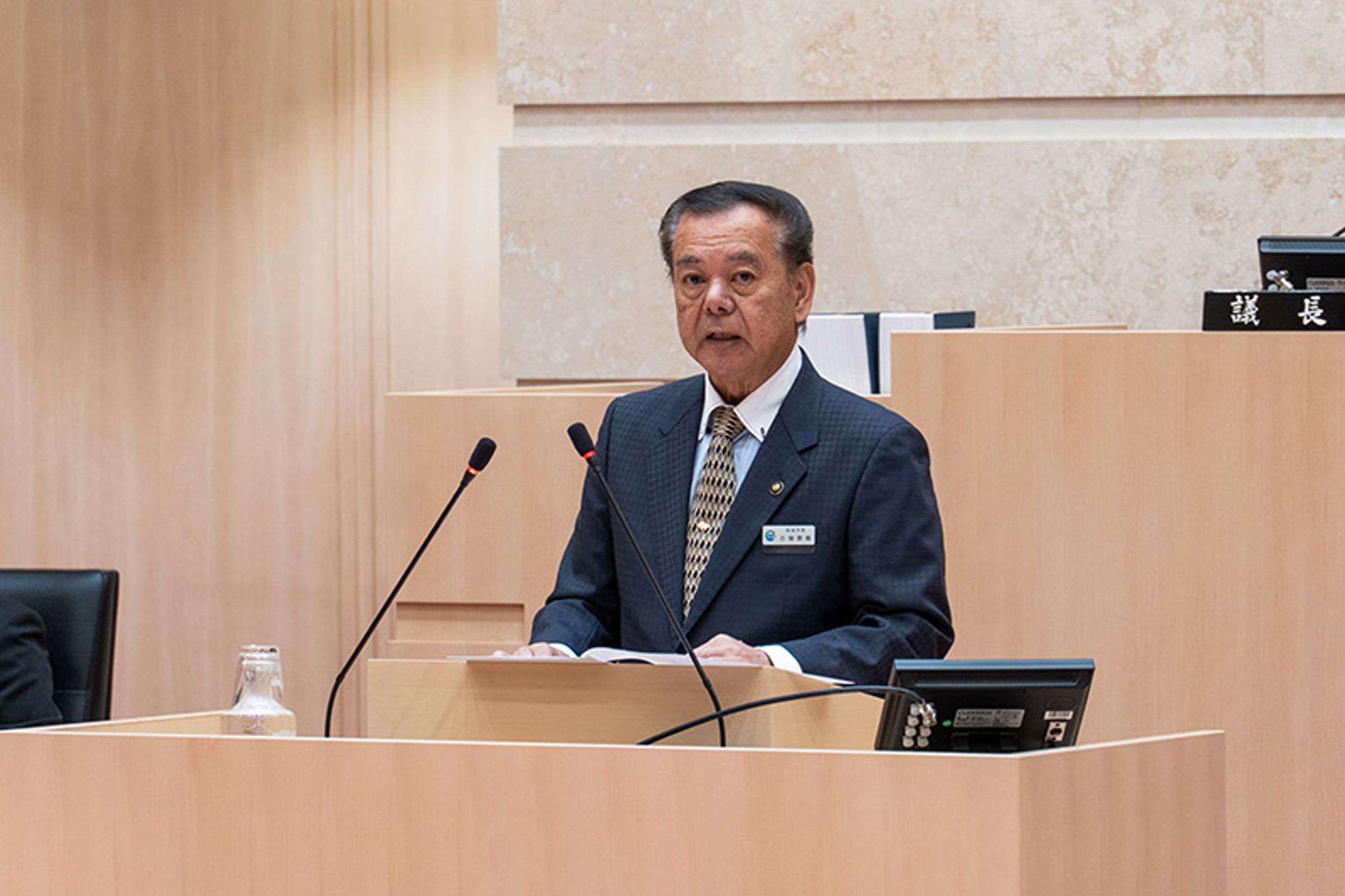 南城市長古謝景春被爆出性騷,但他堅持否認、拒絕下台,反而宣布解散議會。(翻攝自南城市役所臉書)