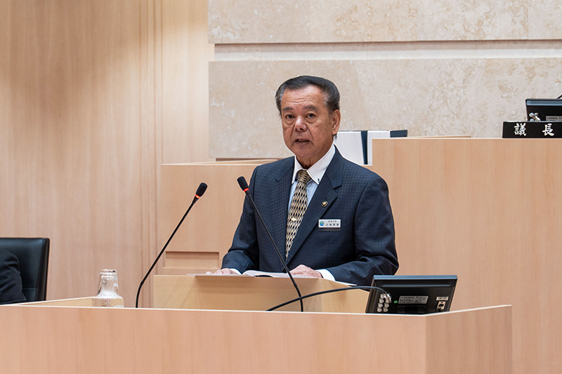 南城市長古謝景春被爆出性騷，但他堅持否認、拒絕下台，反而宣布解散議會。（翻攝自南城市役所臉書）