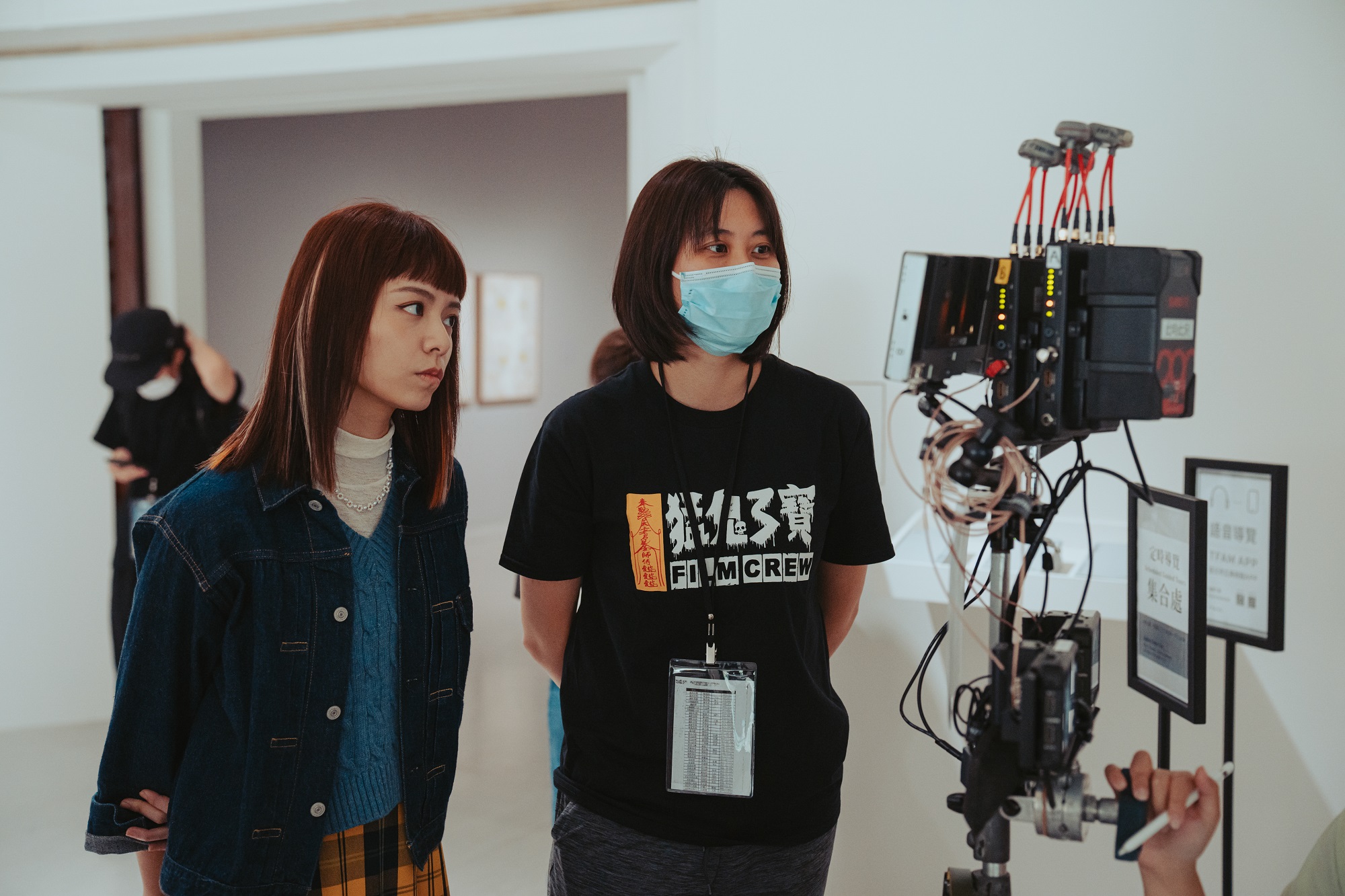 黃綺琳（右）對宋芸樺（左）熟記台詞不NG的表現印象深刻。（Netflix提供）