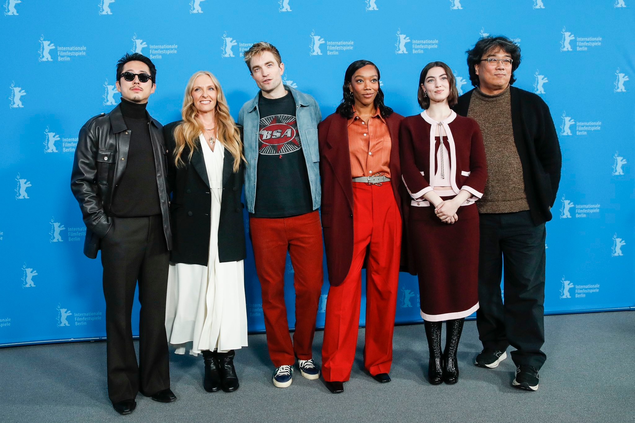 《米奇17號》在柏林影展做世界首映，奉俊昊（右）率領羅伯派汀森（左三）等主要演員出席。（翻攝自《米奇17號》官方X）