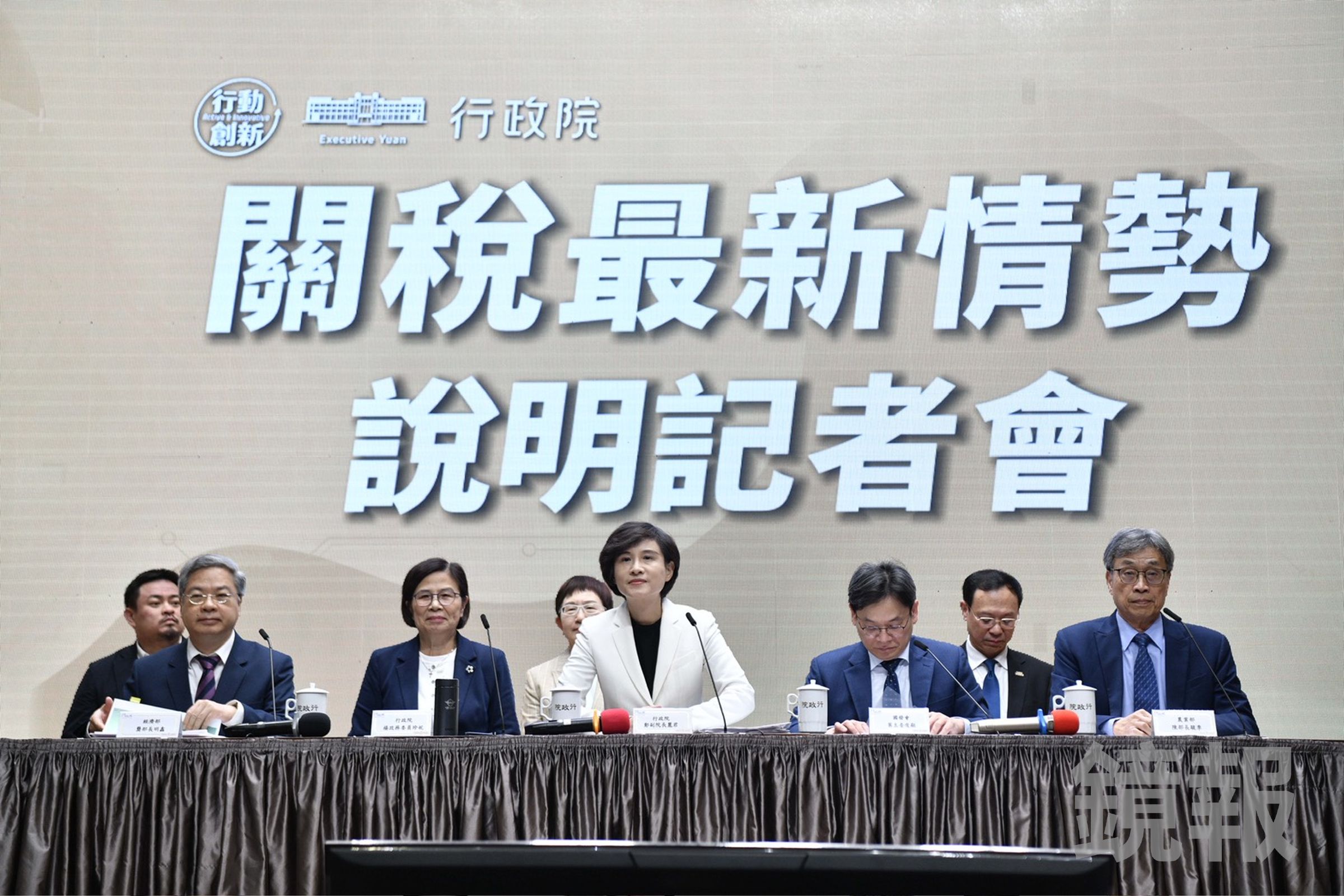 鄭麗君今日率領各部會說明最新情勢,強調後續不論美國關稅替代性政策如何變動,「相信已經達成協議的國家應該相對有空間能夠確保取得較好的待遇」。(鏡報李智為)