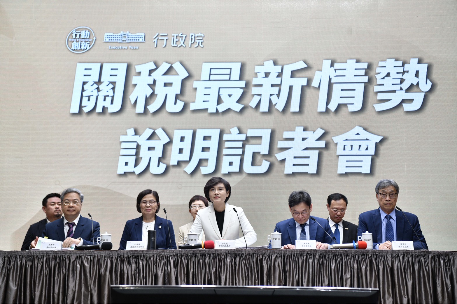 鄭麗君今日率領各部會說明最新情勢,強調後續不論美國關稅替代性政策如何變動,「相信已經達成協議的國家應該相對有空間能夠確保取得較好的待遇」。(鏡報李智為)