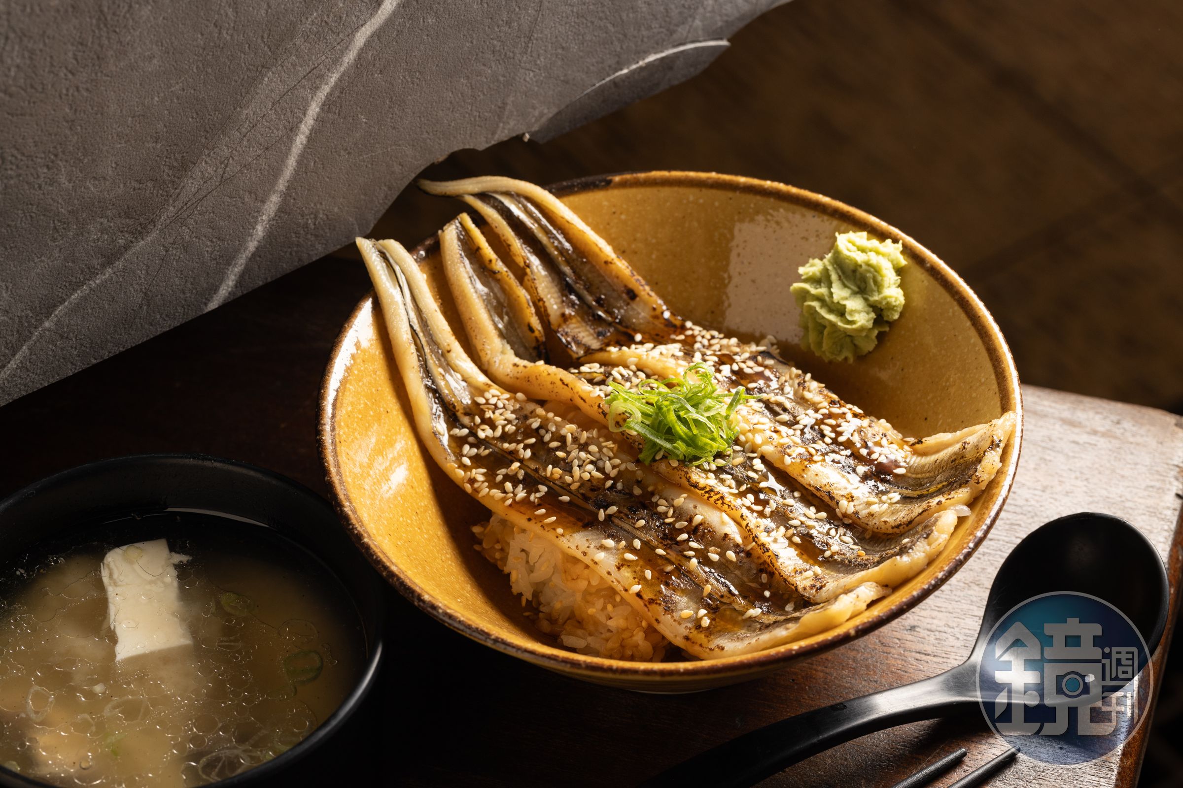 「漁郎星鰻丼」有全熟的星鰻3尾，再附上一碗味噌湯，居然只要300元有找。（280元／份）