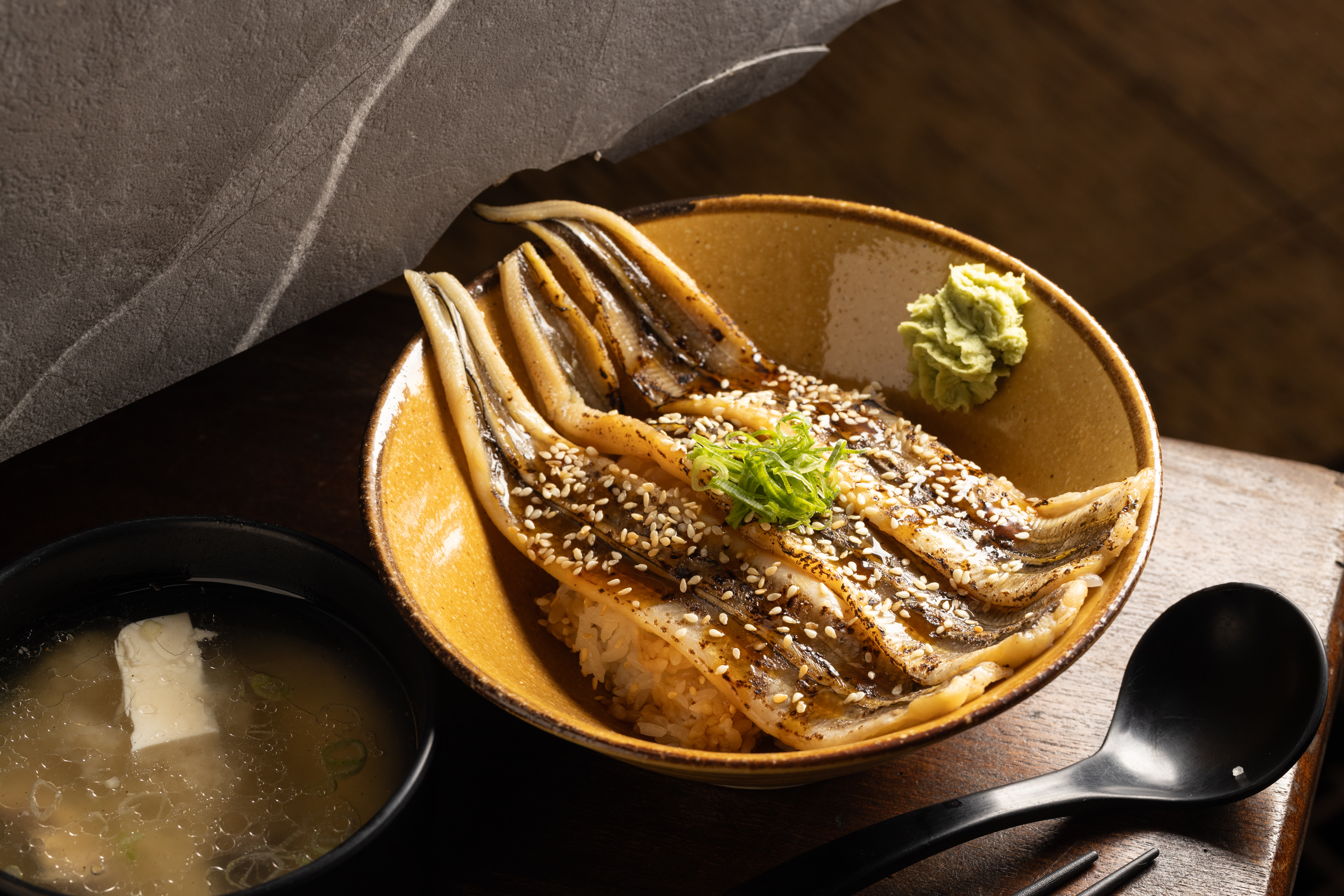 「漁郎星鰻丼」有全熟的星鰻3尾，再附上一碗味噌湯，居然只要300元有找。（280元／份）