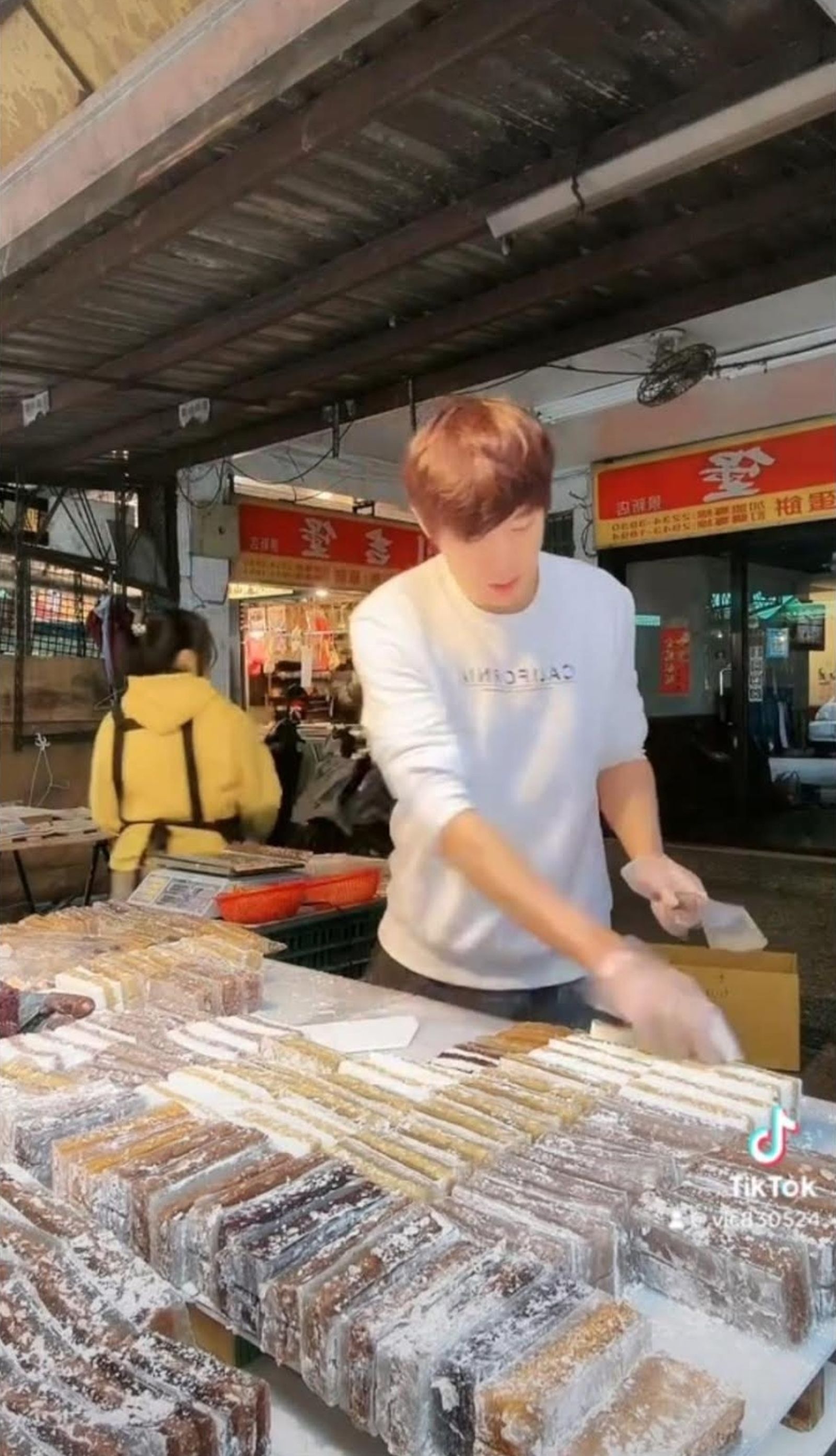 涼糕哥曾在直播上中透露,擺攤一天約可以賺進3至5萬。(翻攝自游勝綸臉書)