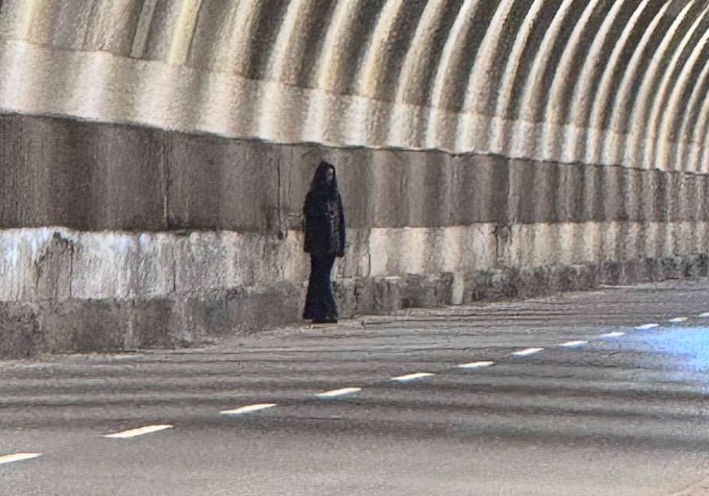 基隆中山隧道驚見黑色女鬼?警方循線查到真實身分為23歲李姓女子。(翻攝自臉書社團靈異2公社)