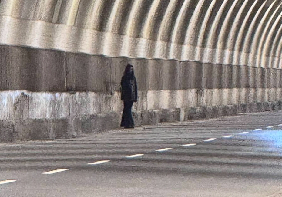 基隆中山隧道驚見黑色女鬼？警方循線查到真實身分為23歲李姓女子。（翻攝自臉書社團靈異2公社）