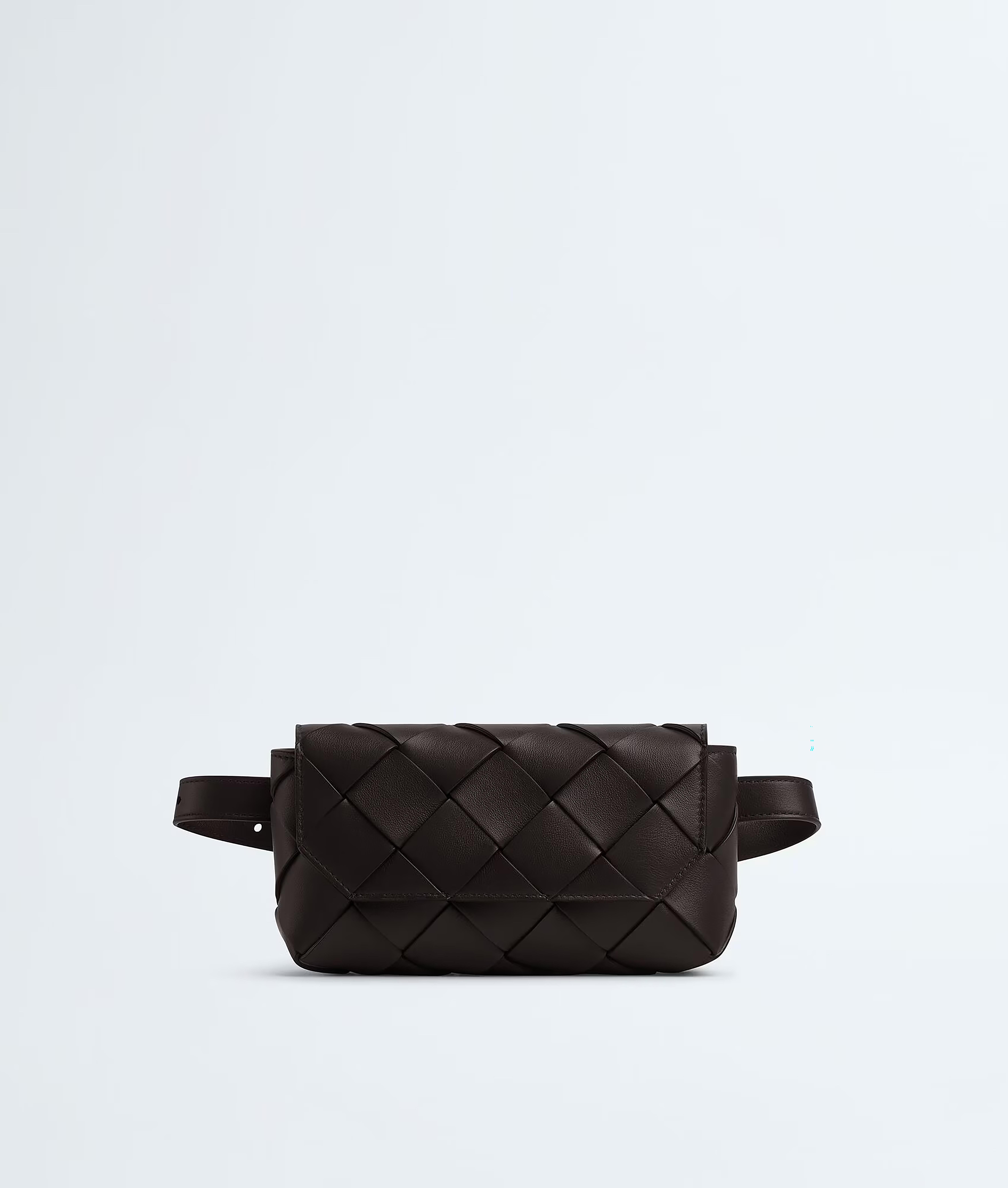 Diago編織皮革腰包。NT$74,100（BOTTEGA VENETA提供）