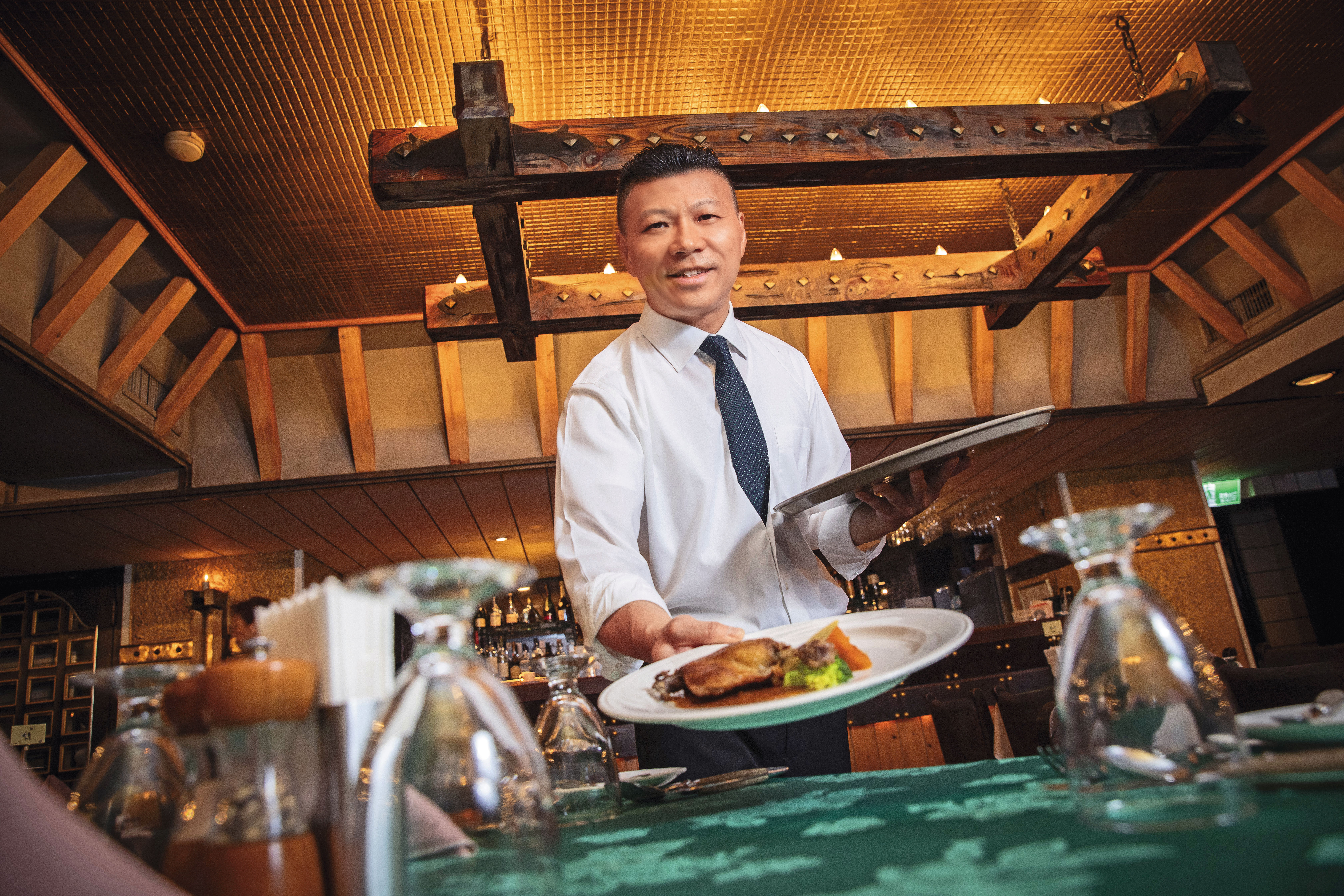 第2代林明雄守住亞里士餐廳的排餐傳統，以親民的價格推出商業午餐，端上桌的「功夫鴨腿」選用宜蘭鴨，料理手法採法式油封，入口軟嫩不柴。（660元／份）