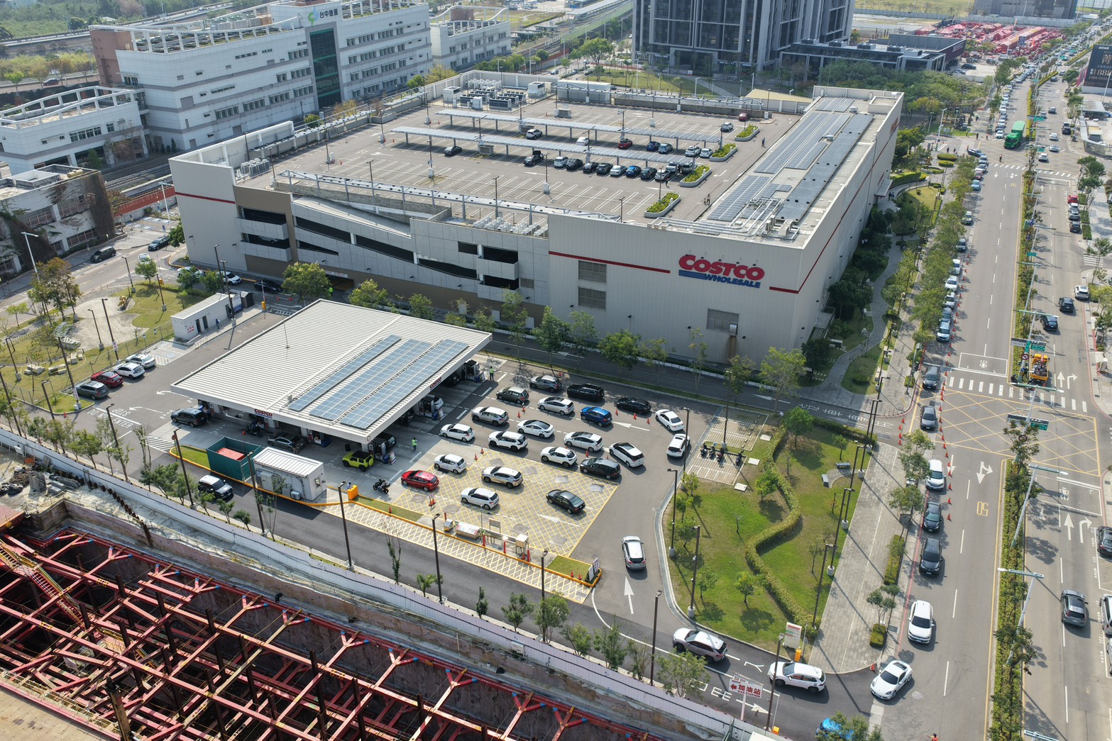 因應加油人潮，好市多加派義交、工作人員引導車流。圖為好市多北屯店。（讀者提供）