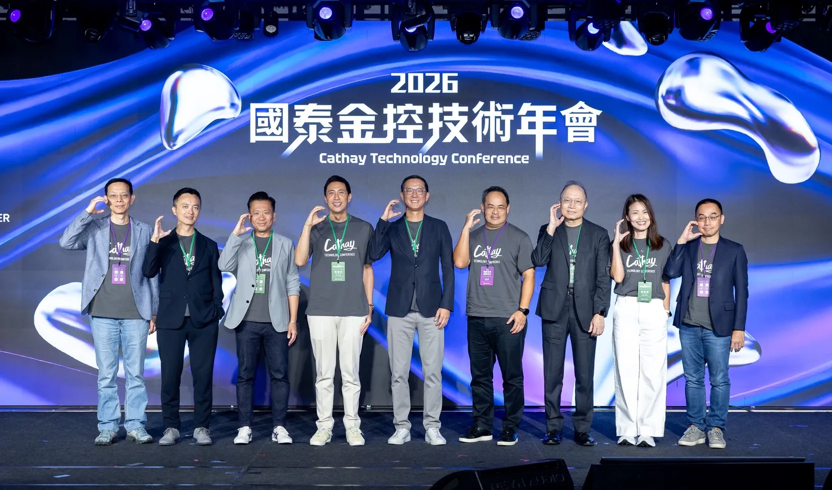 國泰金控副董事長蔡宗翰（中）強調，生成式 AI 與代理人 AI正深度重塑金融業，未來國泰金控將以「以金融為核心的科技公司」為目標前進。（業者提供）