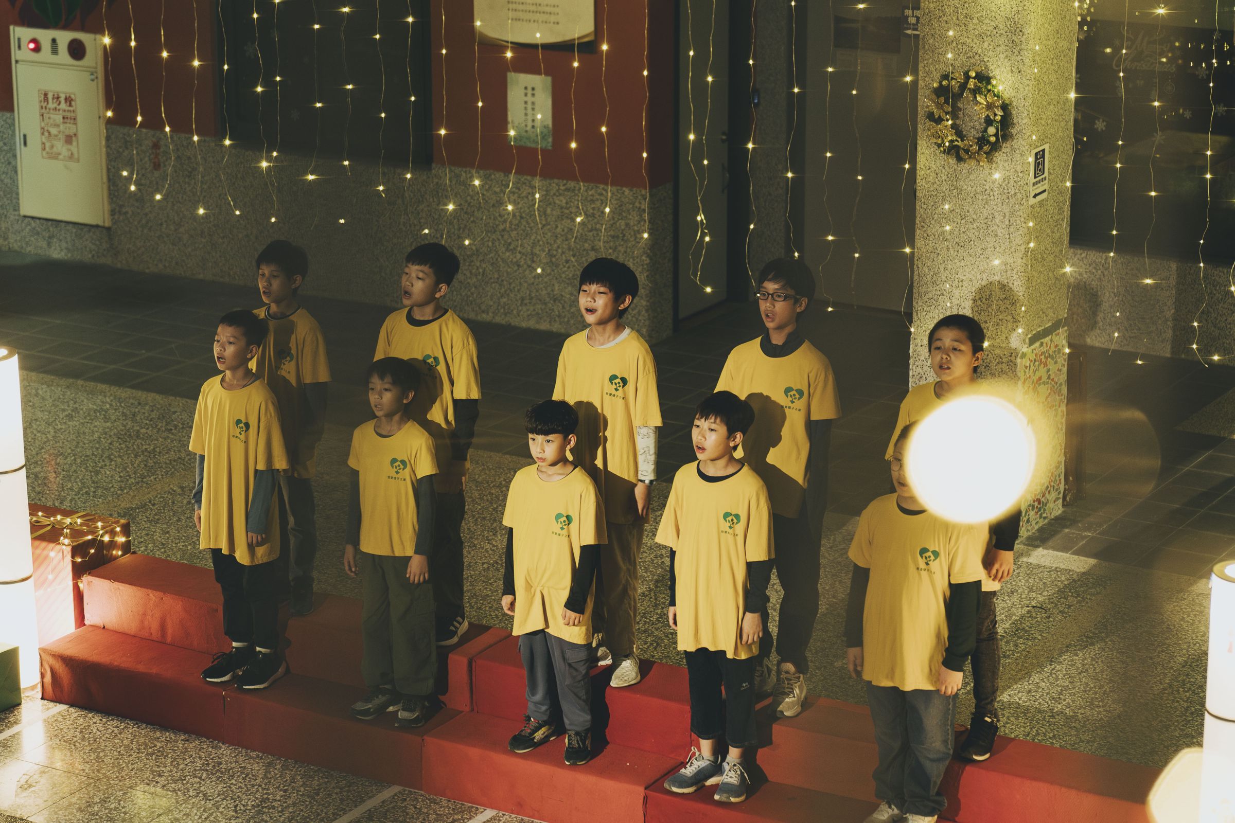 《失樂園》聚焦育幼院議題，鏡頭對準院內高風險家庭孩子，以及社工的辛勞。（「冬候鳥電影」 、「文策院」提供）