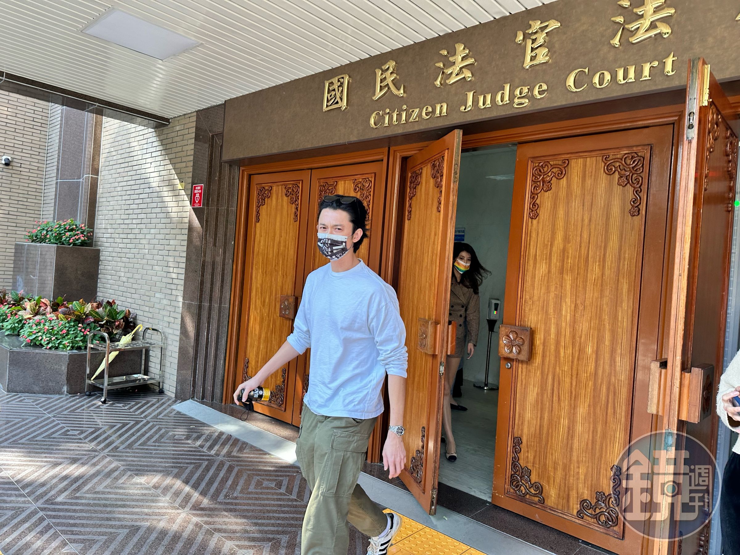 金馬影帝的吳慷仁至台北地院旁聽國民法官開庭。