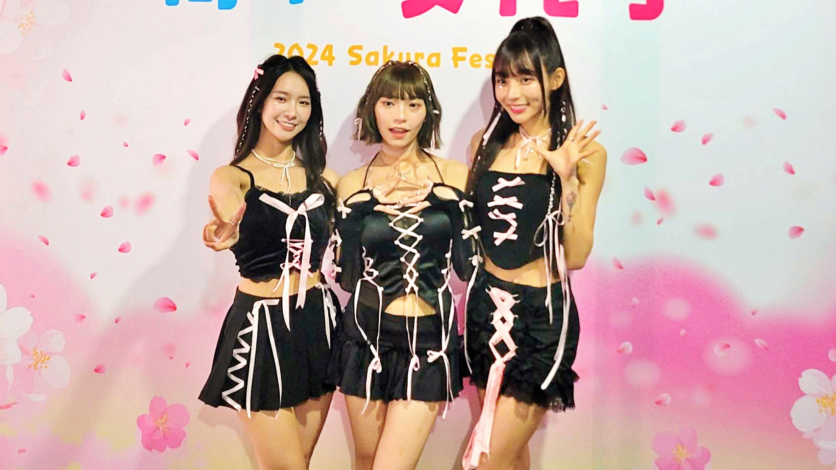 張雅涵、李芷霖與林襄今（23日）在「高雄櫻花季」登場，林襄（右）說自己吃很多，身體很好請大家放心。