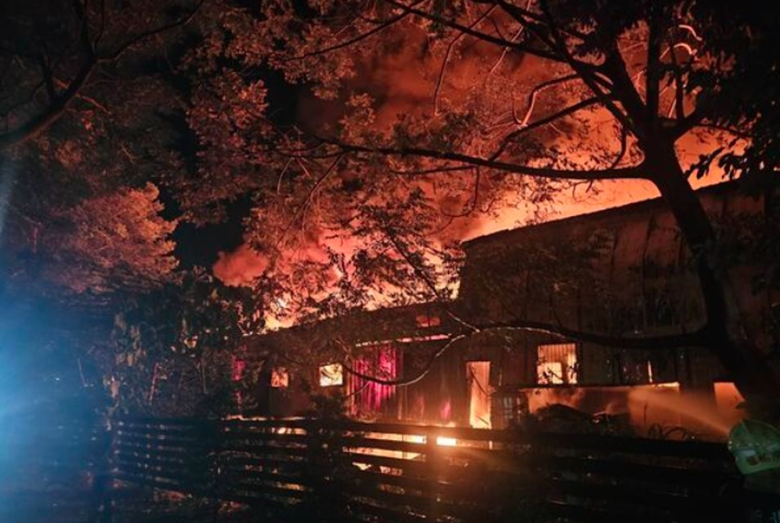 「我哥哥放的」12間燒掉10間...淡水連棟工廠大火燒徹夜 他大喊縱火!鄰居爆數月前才爆炸過