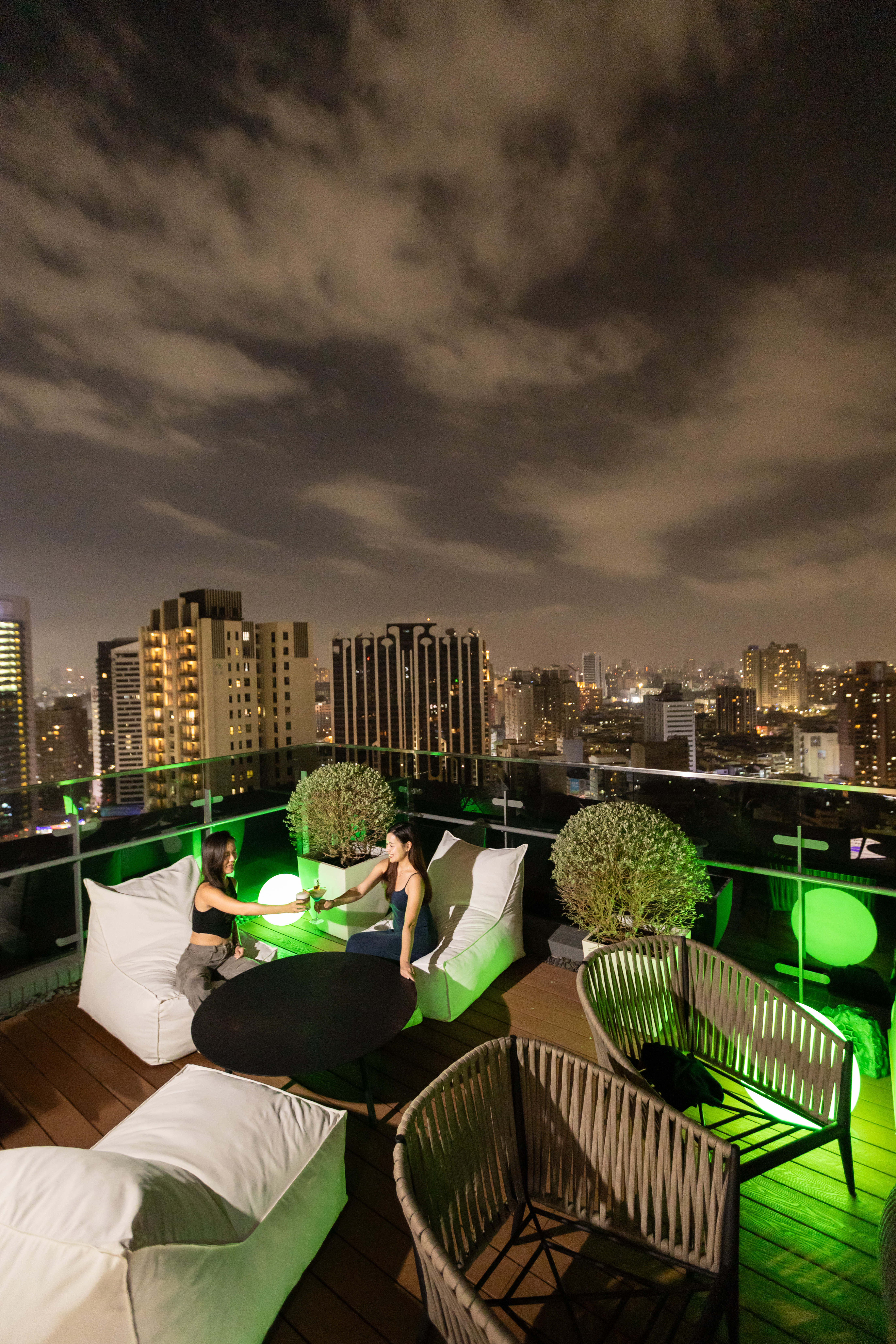 位於22樓的Rooftop「天空酒吧」可以一邊微醺一邊眺望港都夜景。