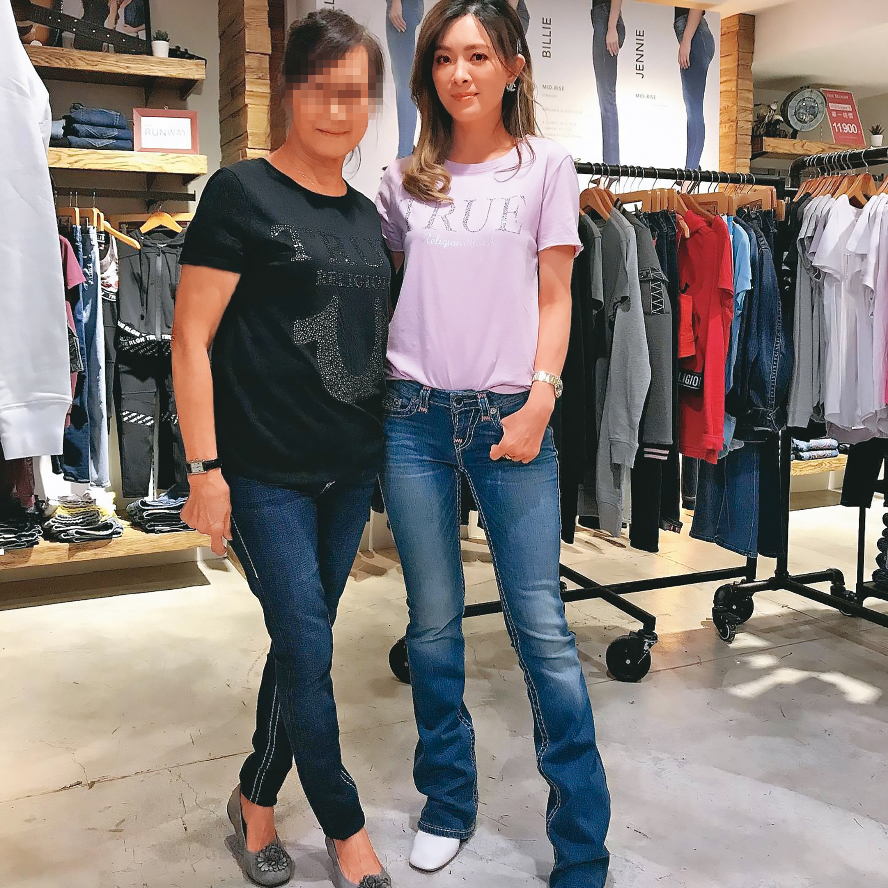 劉真曾公開與媽媽的好感情,留下母女一同逛街的畫面,沒想到在她走後,辛龍就與劉家的關係急轉直下。(翻攝自劉真IG)