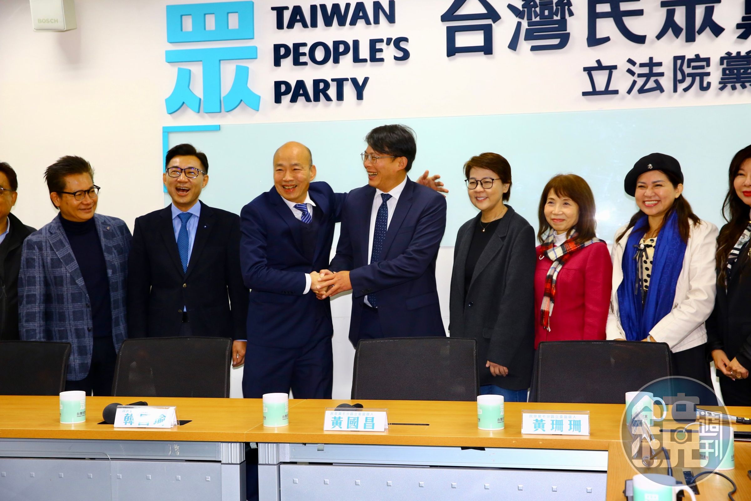 韓國瑜(左3)積極與民眾黨立委互動,還向曾任前總統陳水扁醫療小組發言人的立委陳昭姿(紅衣者)表示,「我跟陳水扁很熟」。