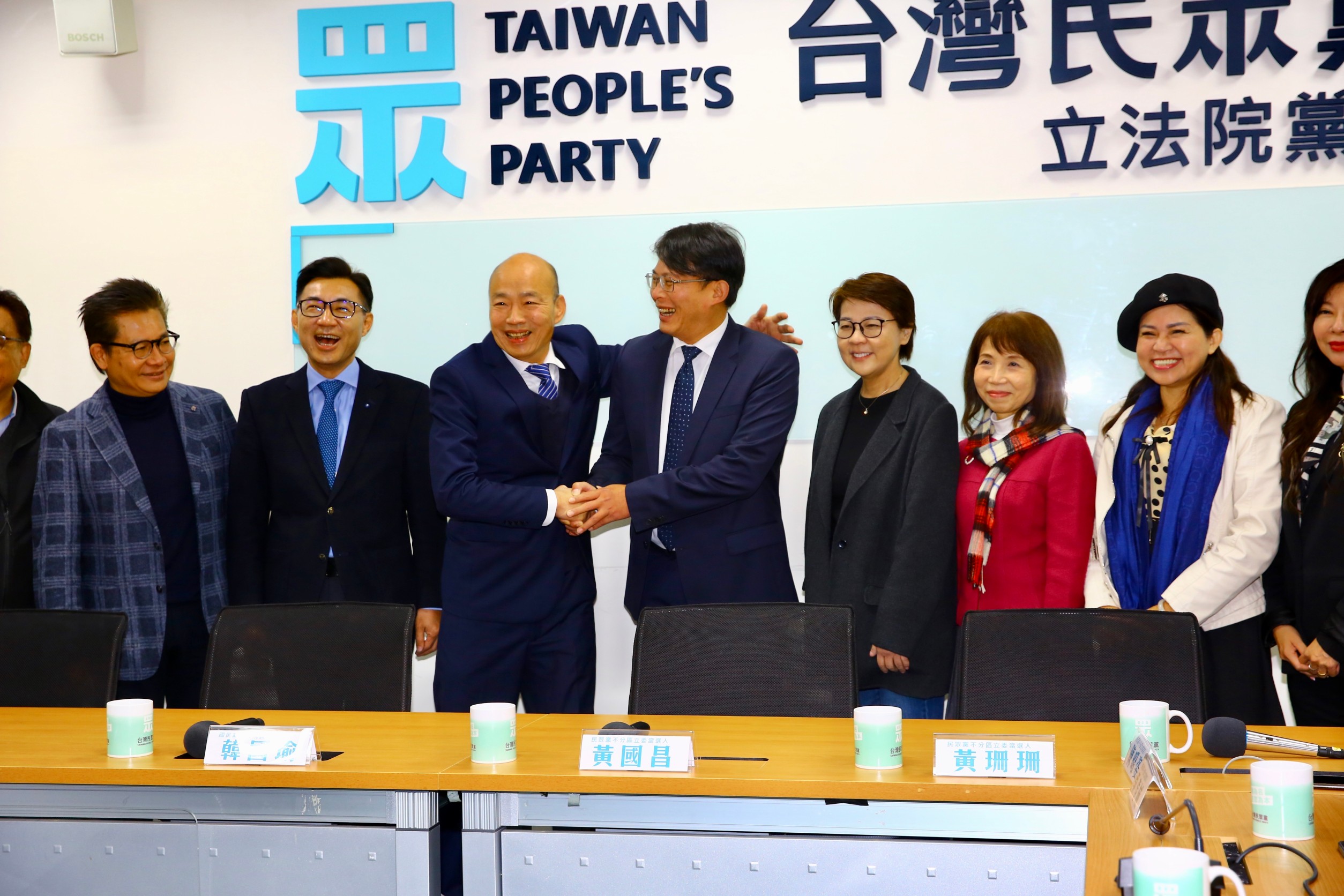 韓國瑜（左3）積極與民眾黨立委互動，還向曾任前總統陳水扁醫療小組發言人的立委陳昭姿（紅衣者）表示，「我跟陳水扁很熟」。