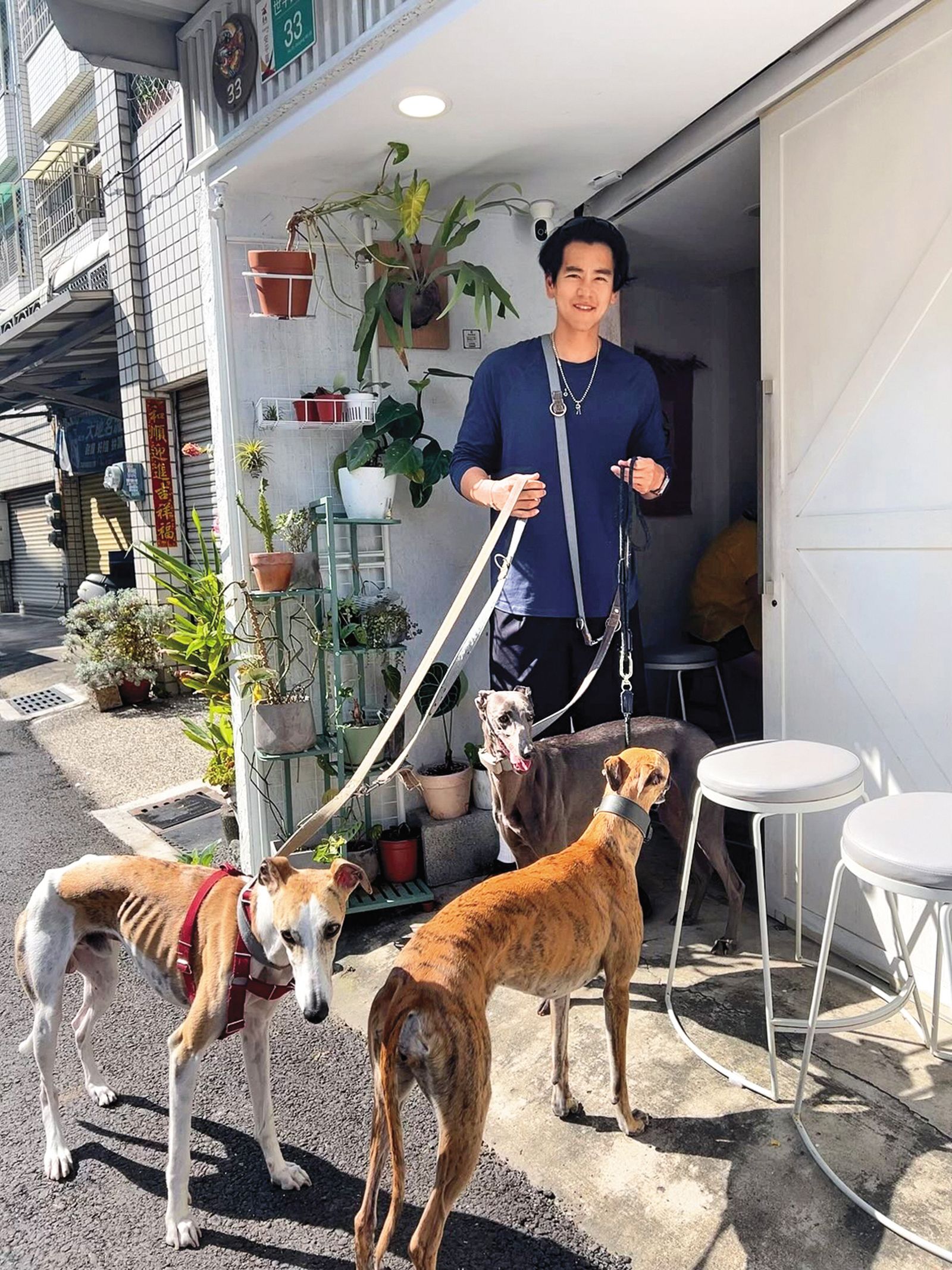 沒工作時，彭于晏會帶著愛犬散步、旅遊，連去到台南安平玩也被粉絲捕獲。（翻攝自shetoldcoffeebar Threads）