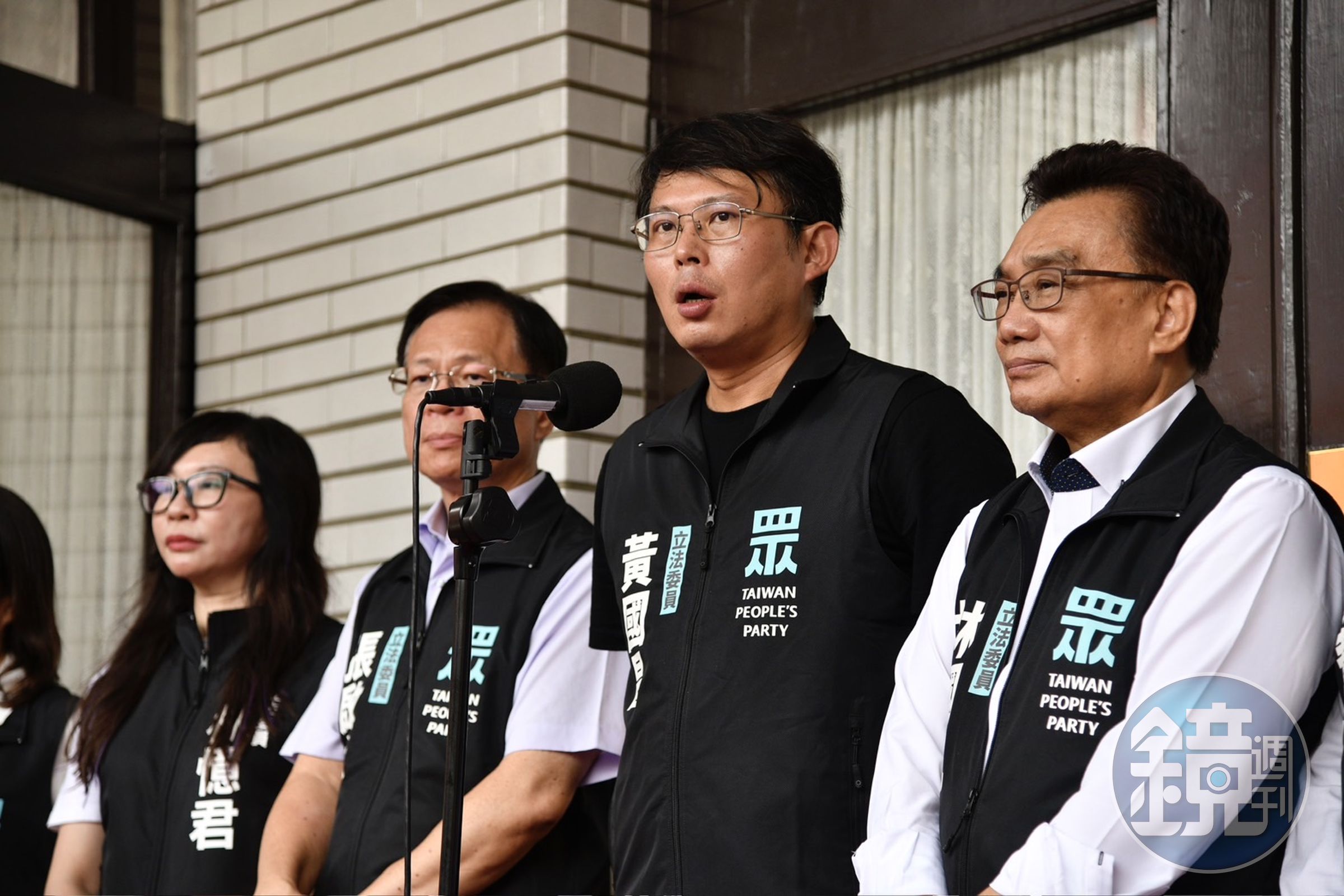 民眾黨團總召黃國昌怒批行政院對於NCC組織法的作法是「違法亂紀」。
