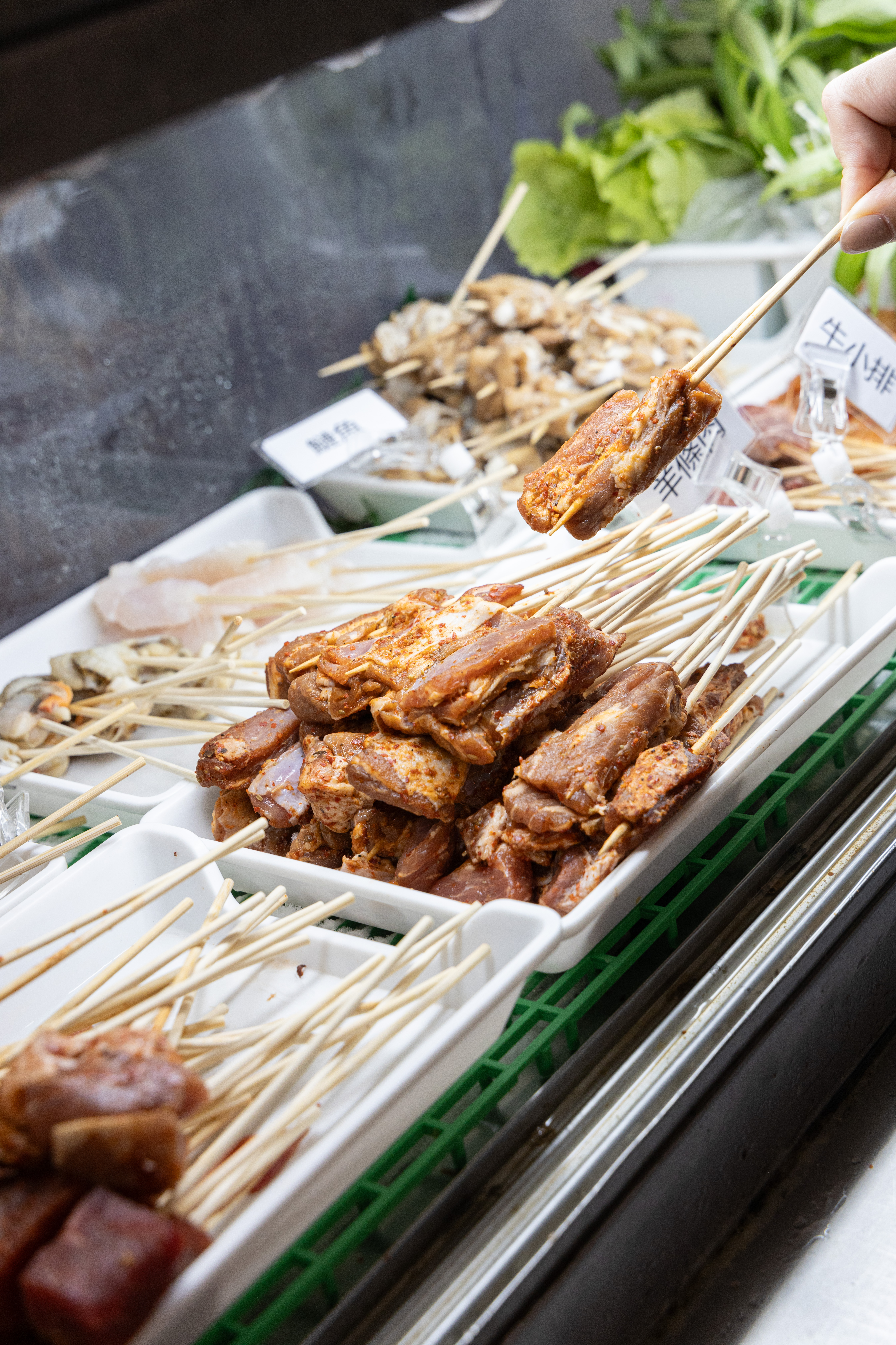 肉品都經過香料醃製，再放入結合多種辛香料的湯底中涮燙。