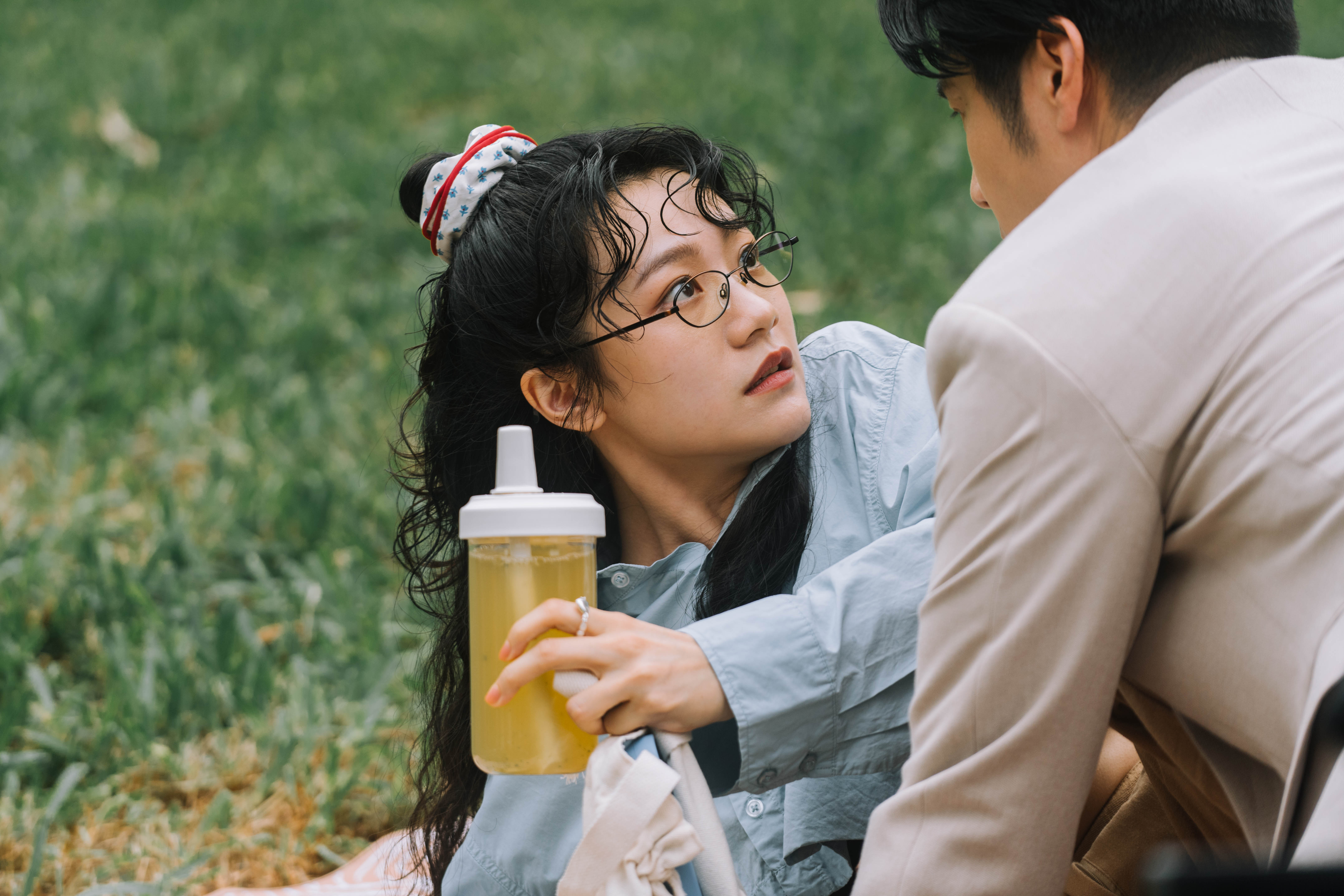 《就算一個人也可以好好的吃飯2》李玲葦（左）即將與胡宇威相遇。（公視+）